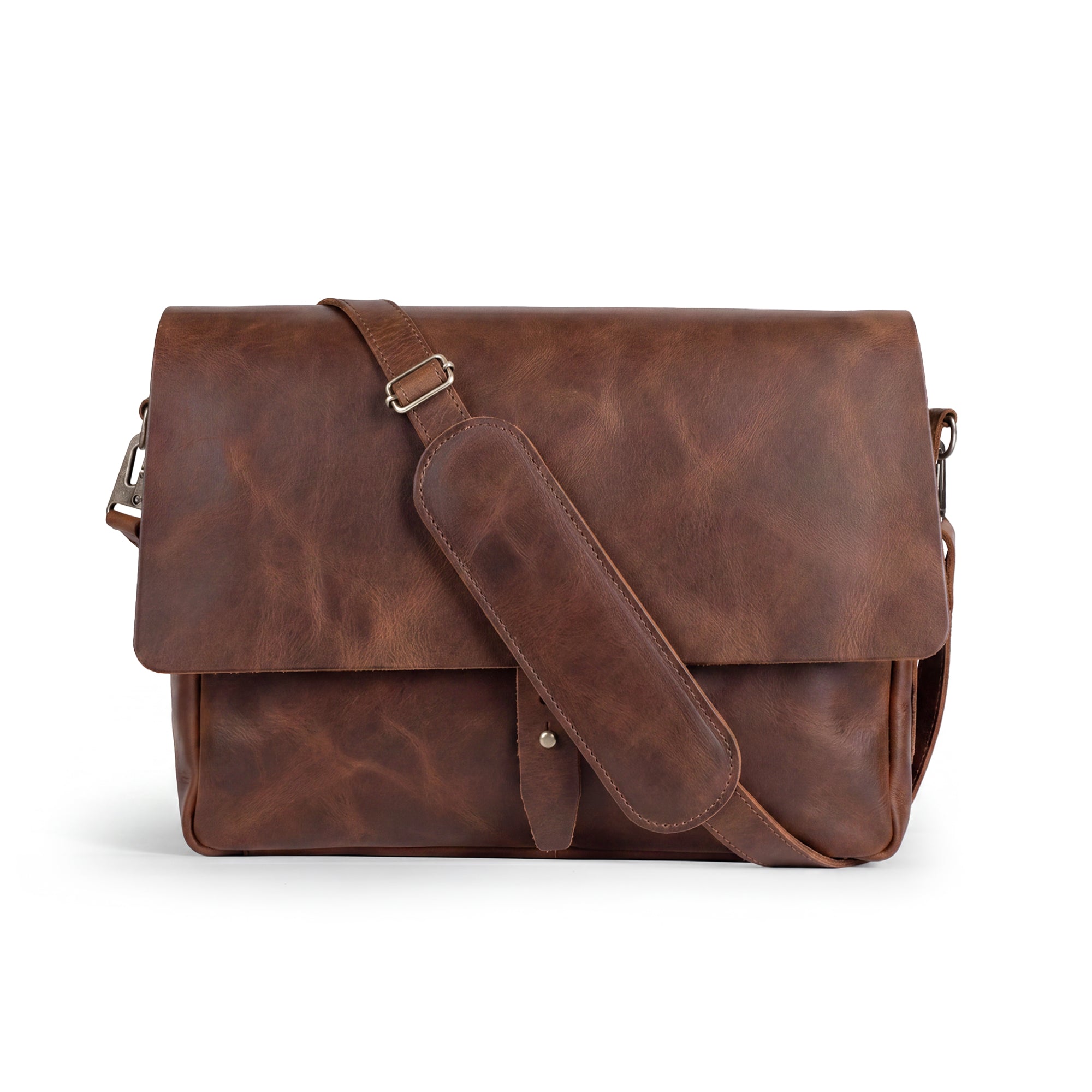 Hide & Drink's Messenger Bag with Adjustable Strap made from full grain leather, ideal for carrying a 13-14 inch laptop. This classic portfolio is a perfect travel accessory, showcasing small batch production and artisan quality with hand cut and hand sewn features. Handmade in La Antigua Guatemala & Oaxaca Mexico.