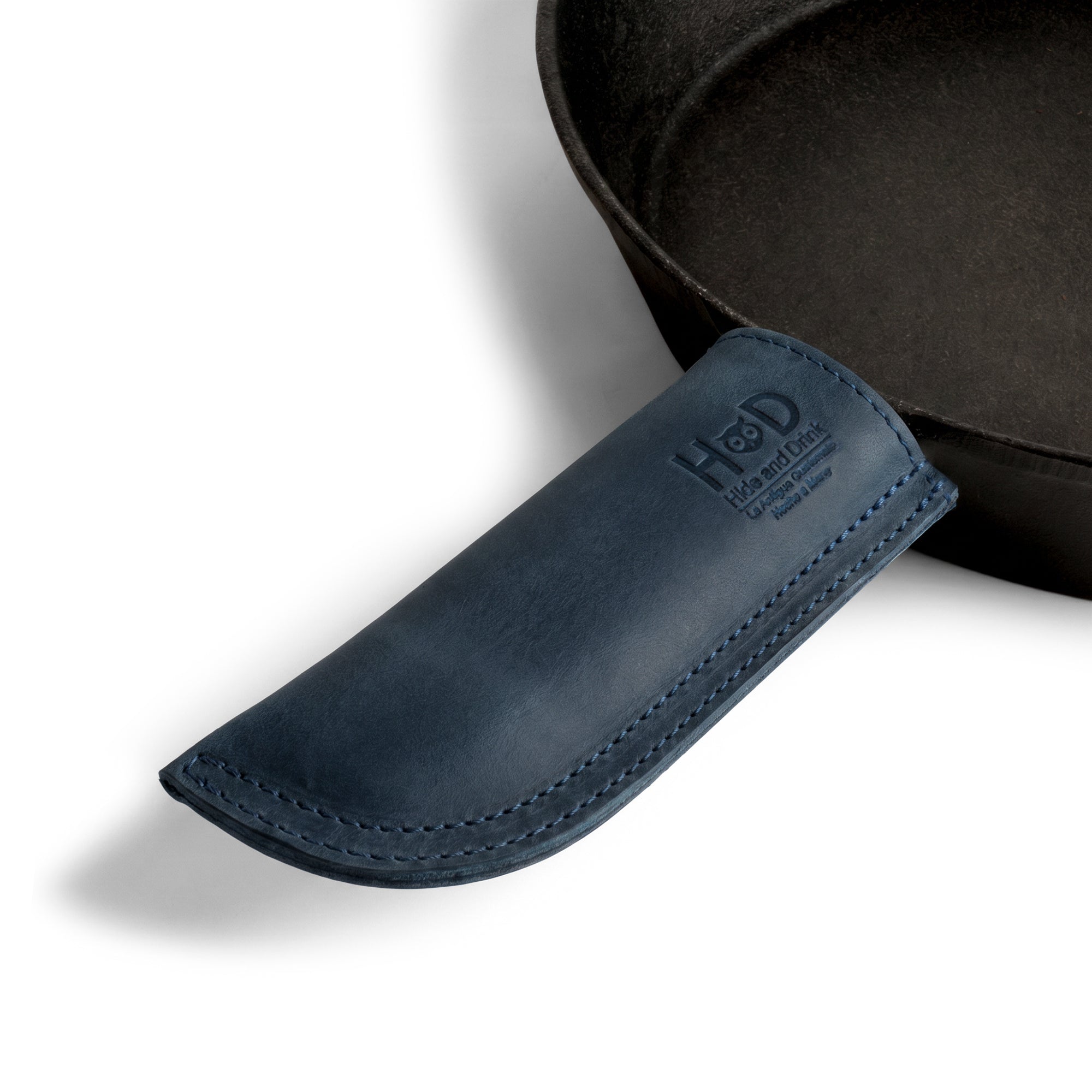 Hide & Drink Cast Iron Panhandle Cover beautifully presented with a sleek design style. This artisan hot handle protector is crafted from full grain leather and features double stitching for added durability. Handmade in La Antigua Guatemala & Oaxaca Mexico, it’s a perfect kitchen addition.