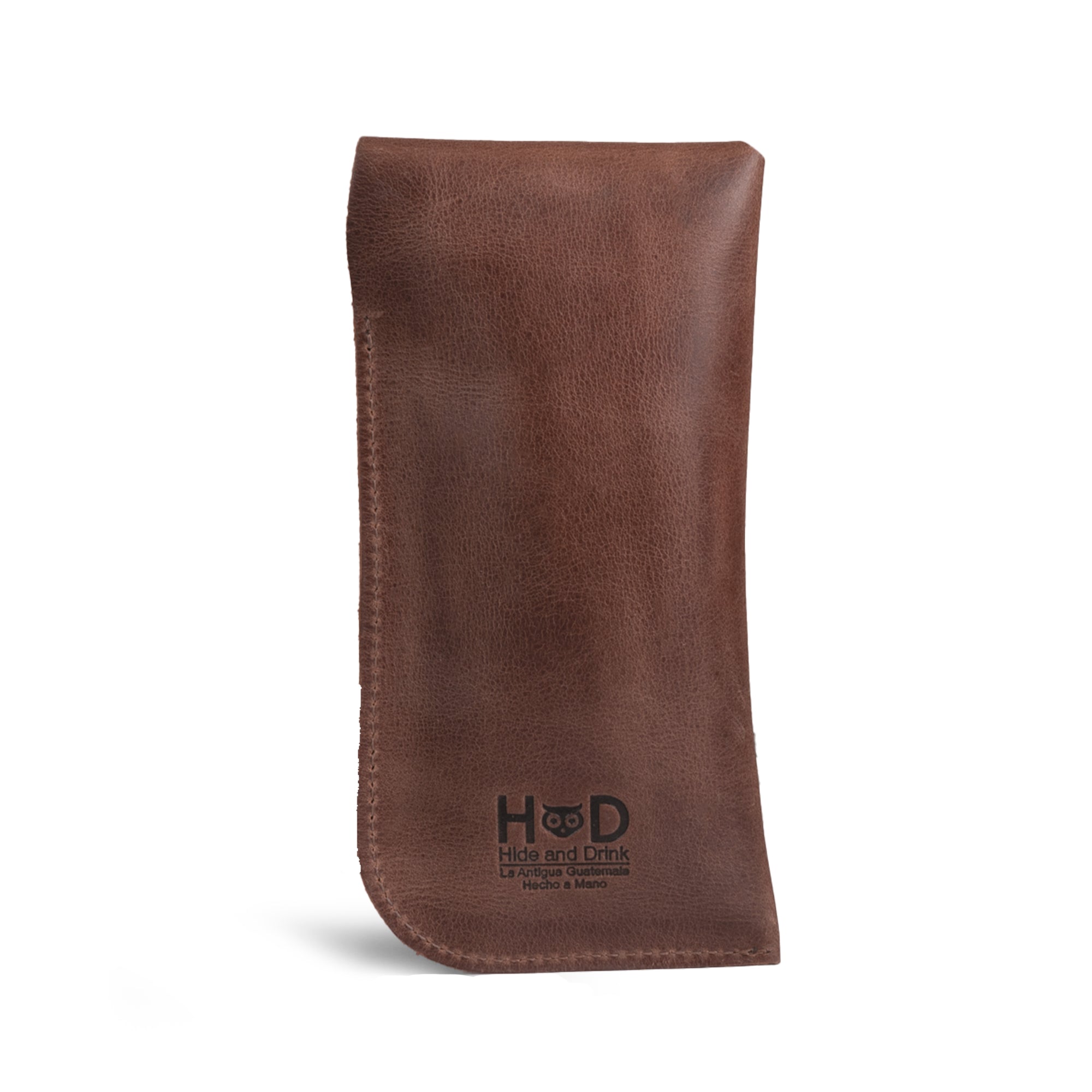 The back view of the Slim Eyeglasses Case by Hide & Drink, highlighting its elegant design and logo. This leather glasses case serves as a minimalist eyewear cover made from durable full grain leather. Ideal for storing sunglasses or eyeglasses, it emphasizes handmade quality and artisanal craftsmanship from La Antigua Guatemala & Oaxaca Mexico.