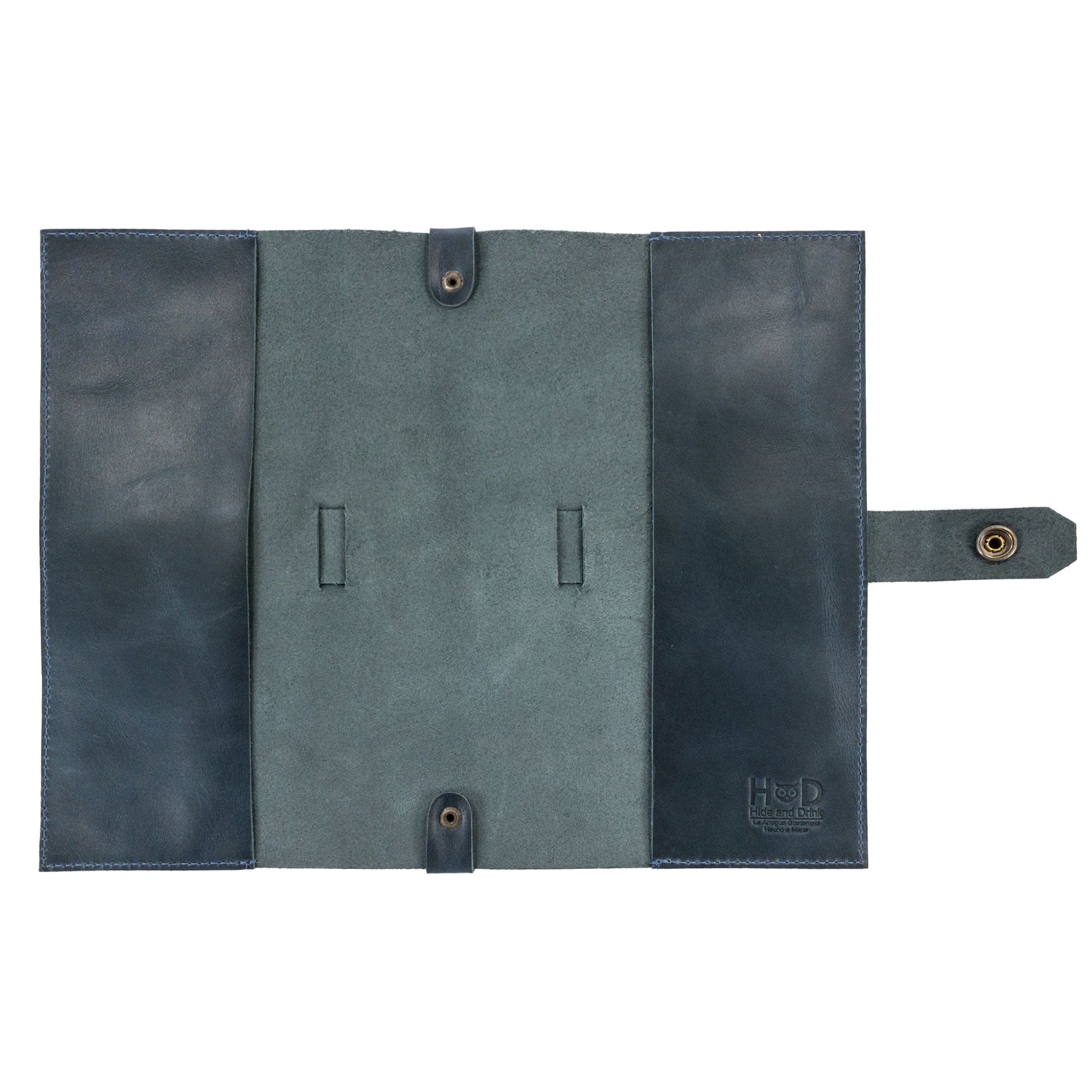 Hide & Drink's Riveted Field Note Cover for Moleskine (5 x 8.25 in.) Notebook NOT Included displayed with accessories, emphasizing its elegant style. Designed in full grain leather, this piece is handcrafted in La Antigua Guatemala & Oaxaca, Mexico.