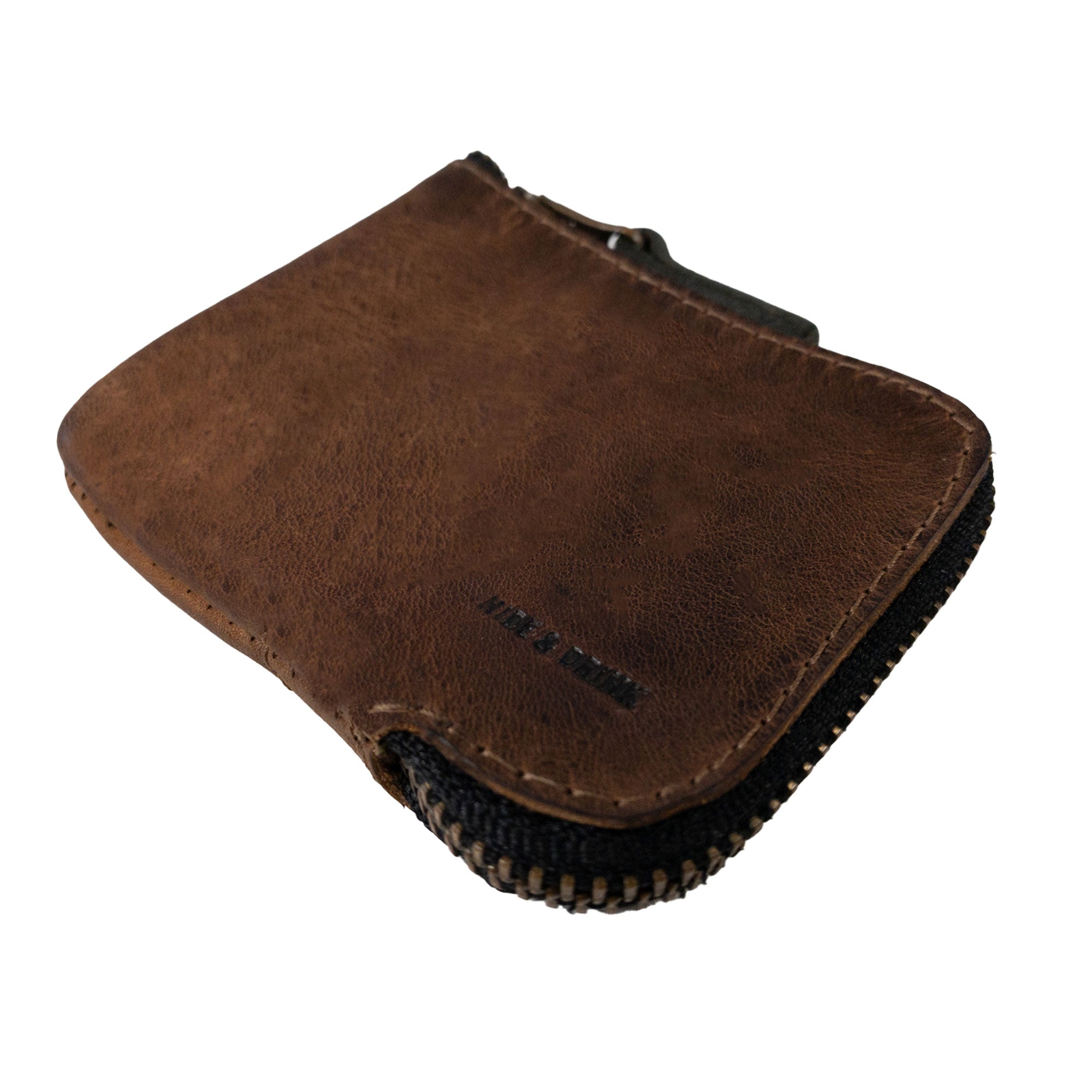 The exterior of a Hide & Drink Card Pocket Wallet presenting its durable full grain leather finish. Ideal as a zippered card wallet for men and women, it functions as a coin pouch and money holder, emphasizing artisan craftsmanship from La Antigua Guatemala, with fire branded details.