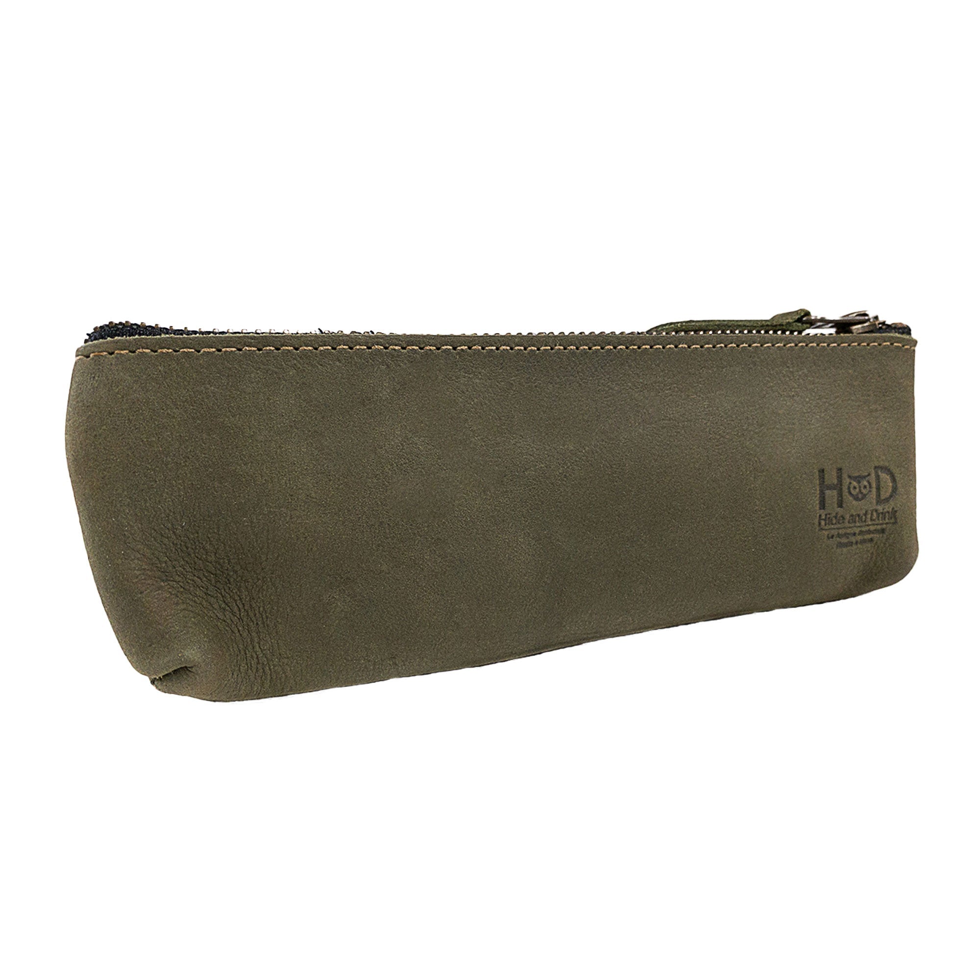 Hide & Drink Pencil Pouch dimensions compared to markers, demonstrating its practicality and size as a flat zippered holder. Ideal for organizing writing tools, this rectangular pencil case is handcrafted from premium full grain leather in La Antigua Guatemala & Oaxaca Mexico, offering a unique artisan touch that stands out.