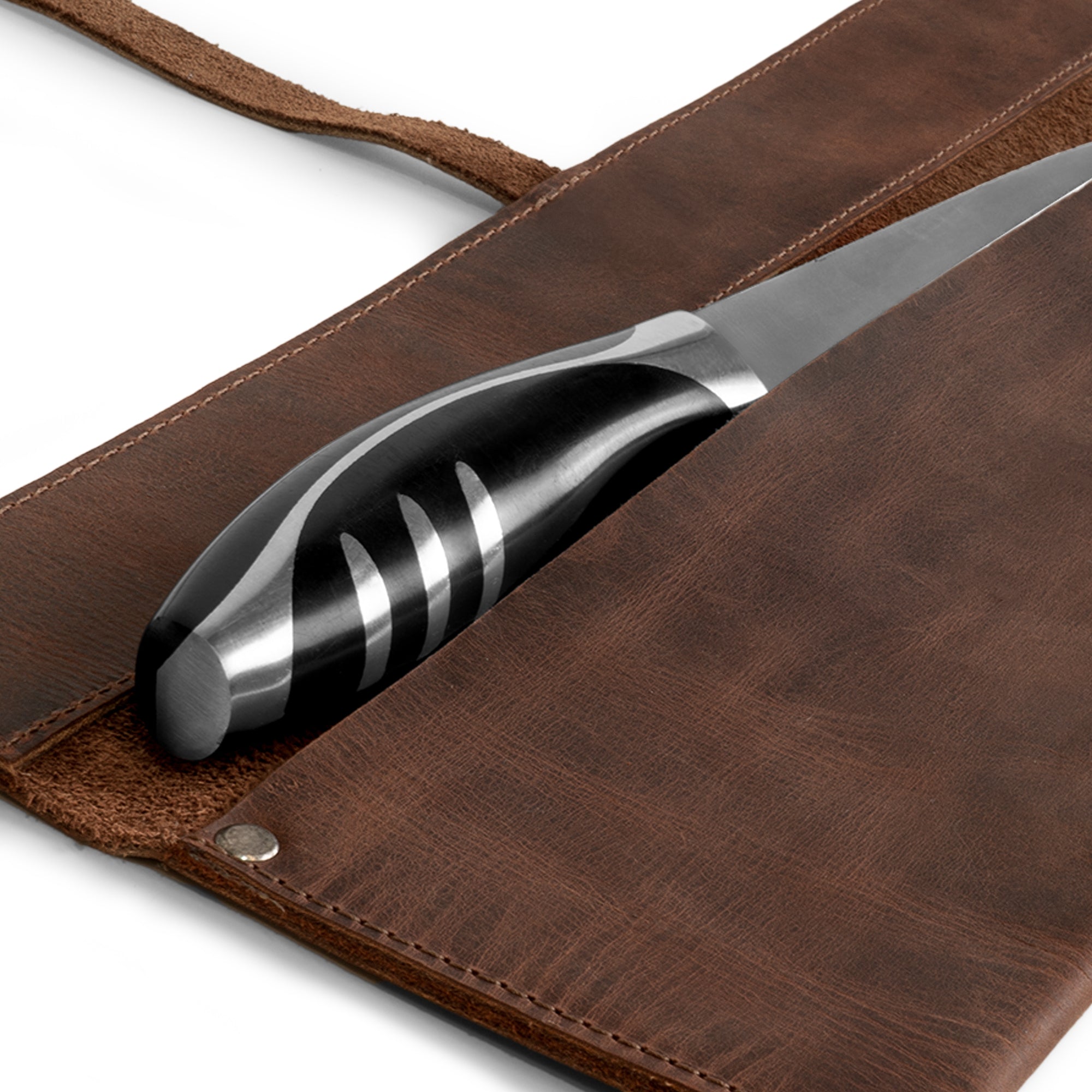 Close-up view of the blade compartment in the Cast Leather Co. Single Leather Knife Case, highlighting the craftsmanship of this leather chef knife sheath. Made with expertly hand sewn leather in La Antigua Guatemala, this bag provides secure storage for professional chefs and home cooks. An essential roll bag for travel!