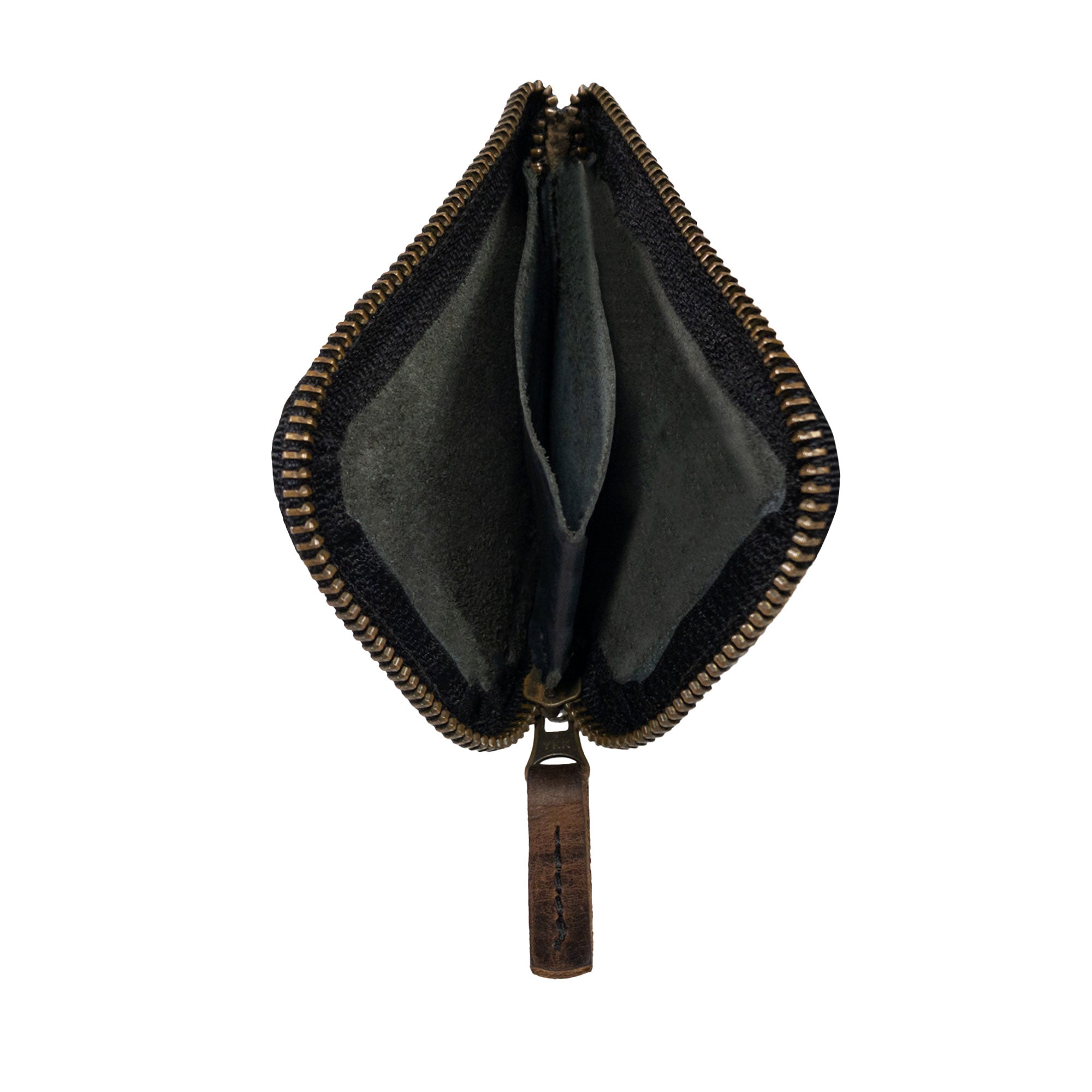 A side view of a black Hide & Drink Card Pocket Wallet emphasizing its durability. This zippered card wallet for men and women serves as a coin pouch and money holder, made from full grain leather, showcasing artisan craftsmanship from La Antigua Guatemala.