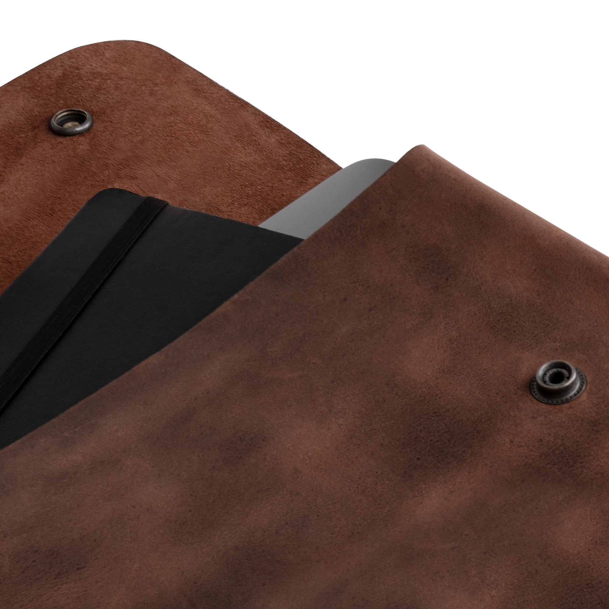 Close-up view of the stylish closure on Hide & Drink's Vintage Folder Holder, emphasizing its Handmade Leather quality. This Document Holder combines vintage envelope charm with the durability of Full Grain Leather, making it a great office accessory. Proudly made through Small Batch Production in La Antigua Guatemala & Oaxaca Mexico.