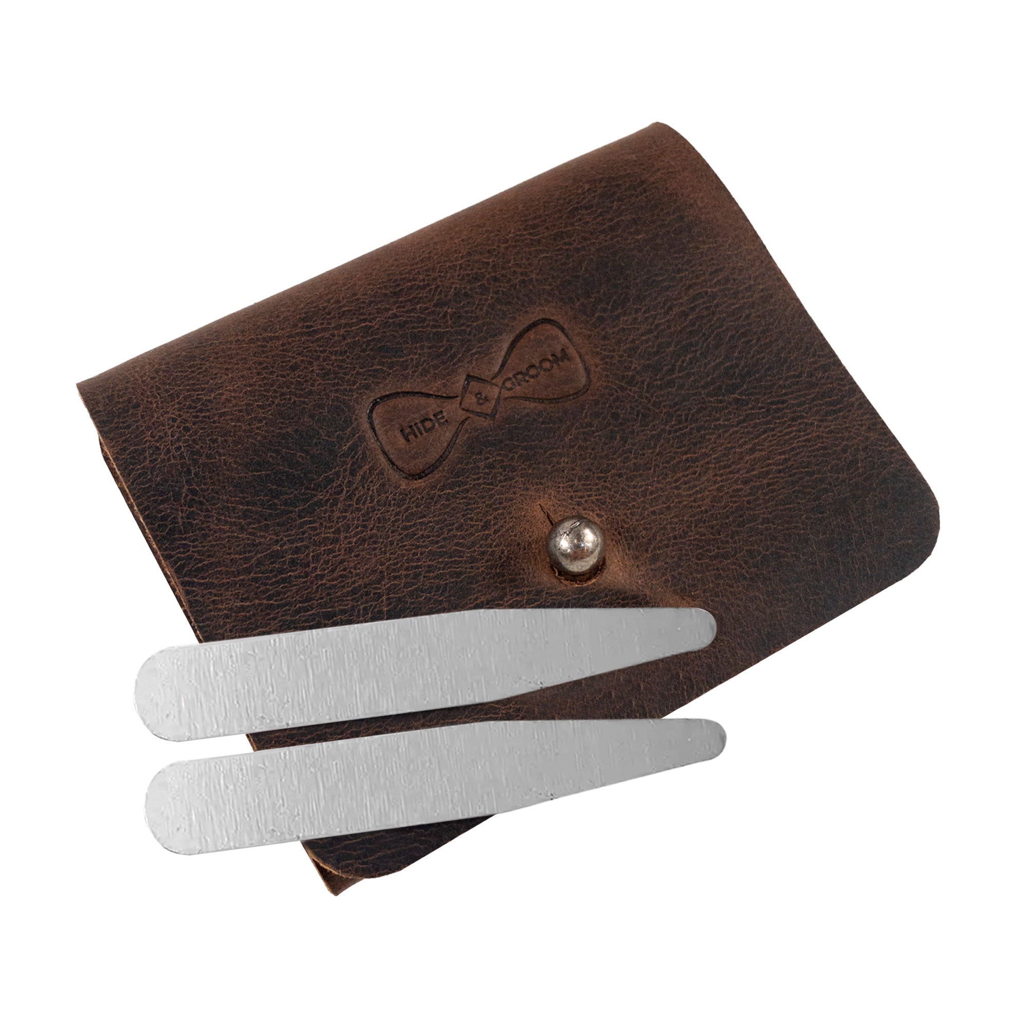 Collar Stays Organizer by Hide & Groom with collar stays included, highlighting its practical and stylish design. This full grain leather rustic collar stays case is a perfect gift for groomsmen and best man, crafted through hand cut and hand sewn methods in La Antigua Guatemala.