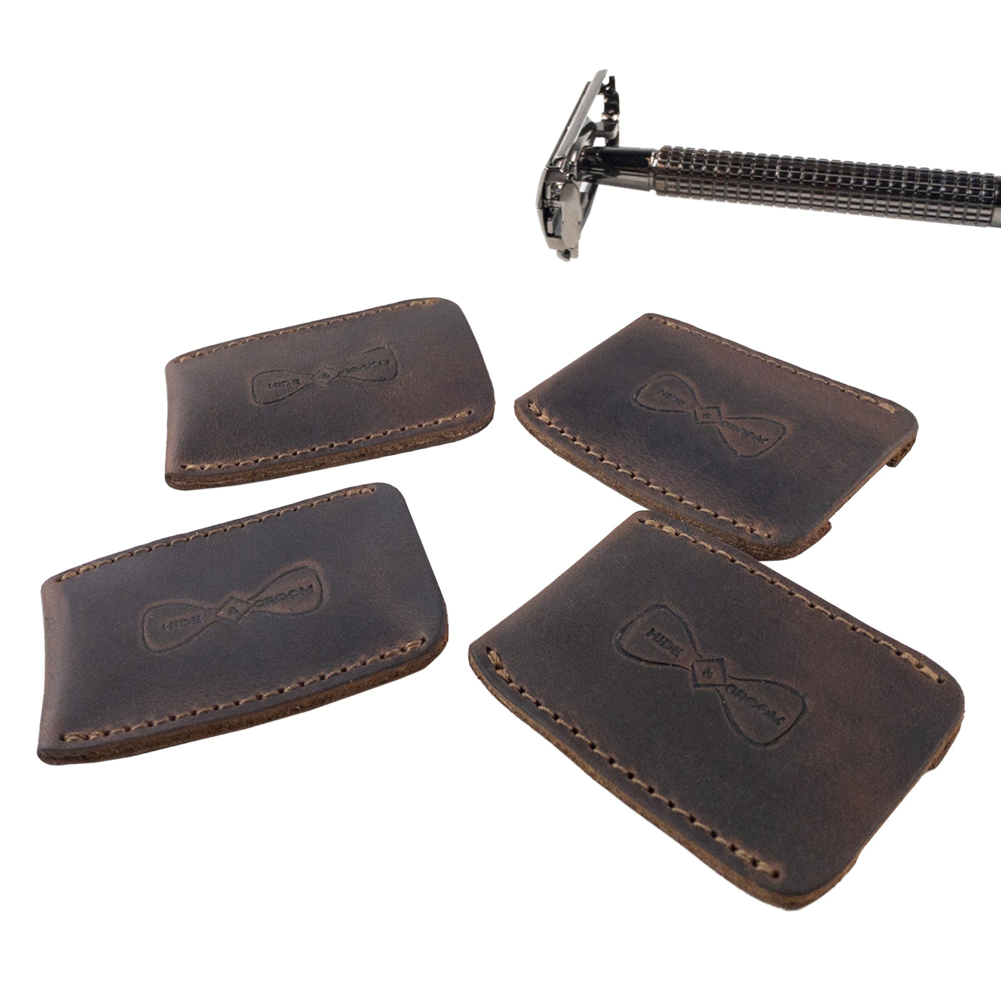 Display of the Set of 4 Double Edge Safety Razor Head Protective Sheath and a razor by Hide & Groom. Featuring artisan quality, this full grain leather travel cover is perfect for groomsmen, ensuring safety and elegance. Handmade in La Antigua Guatemala & Oaxaca Mexico.