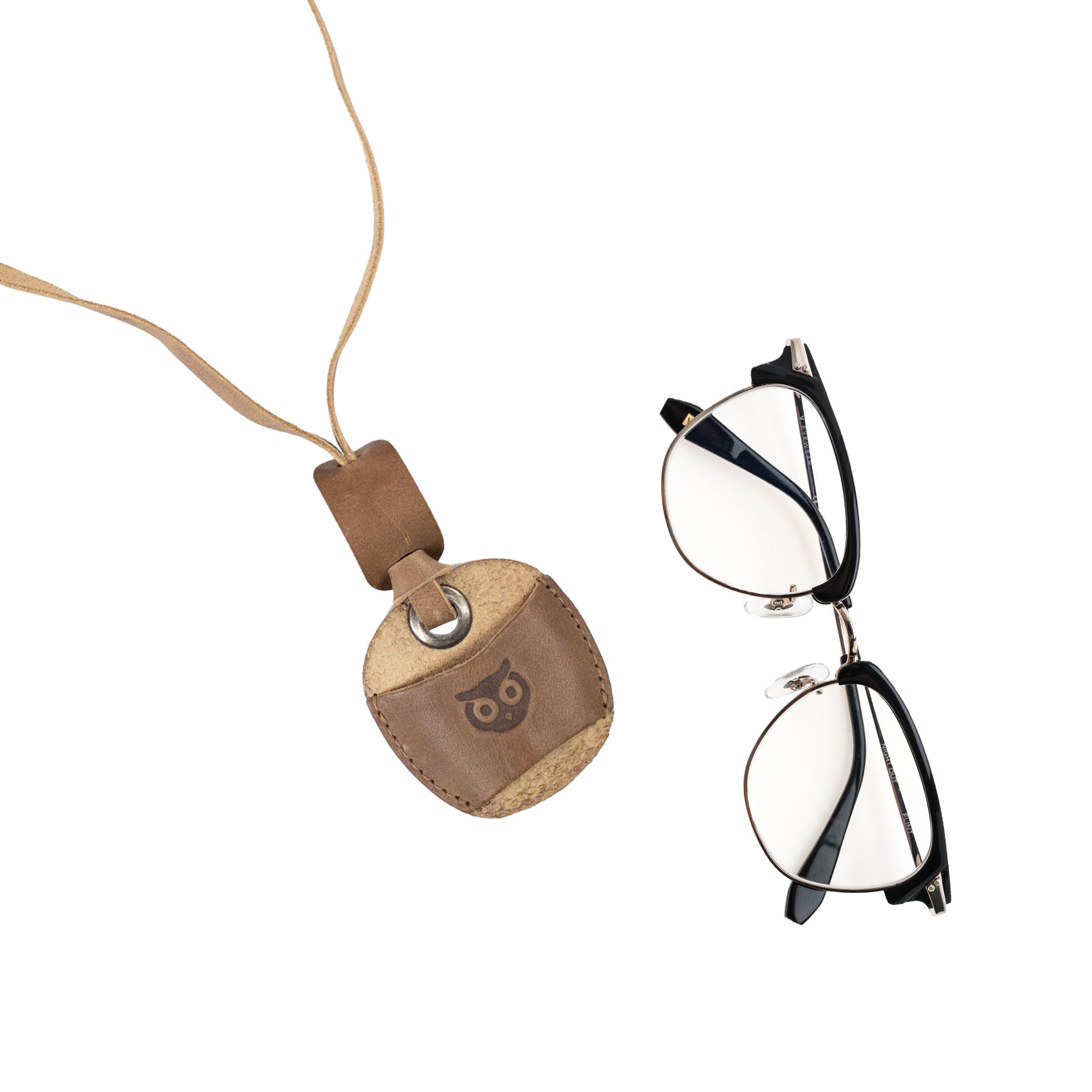 Hide & Drink Eyeglasses Holder proudly showcasing its leather quality, made for everyday use. This Eyeglasses Holder is designed for both men and women, crafted from premium full grain leather. Handmade in La Antigua Guatemala & Oaxaca Mexico.