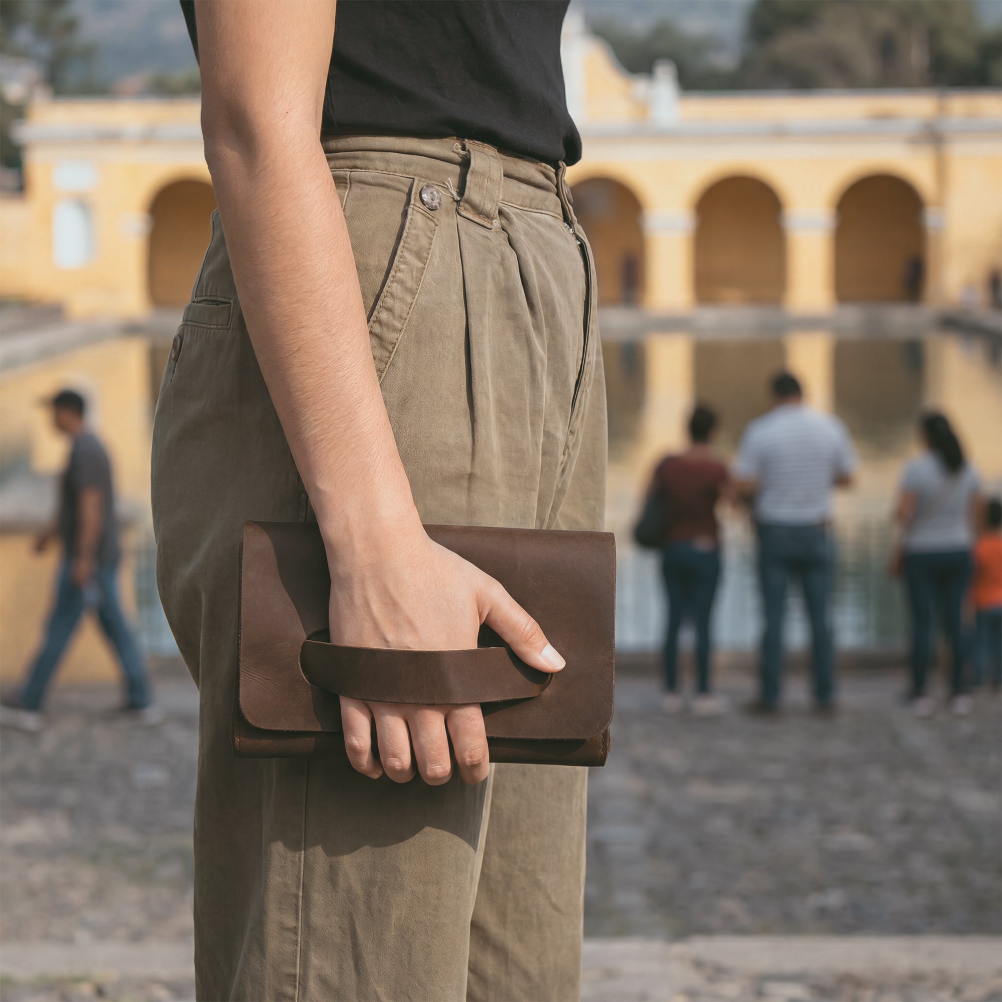 Stylish Clutch Bag With Handle from Hide & Drink, made of Full Grain Leather. Perfect as a handbag for girls or a night bag for ladies. Features include small batch production and artisanal craftsmanship, handmade in La Antigua Guatemala & Oaxaca Mexico.