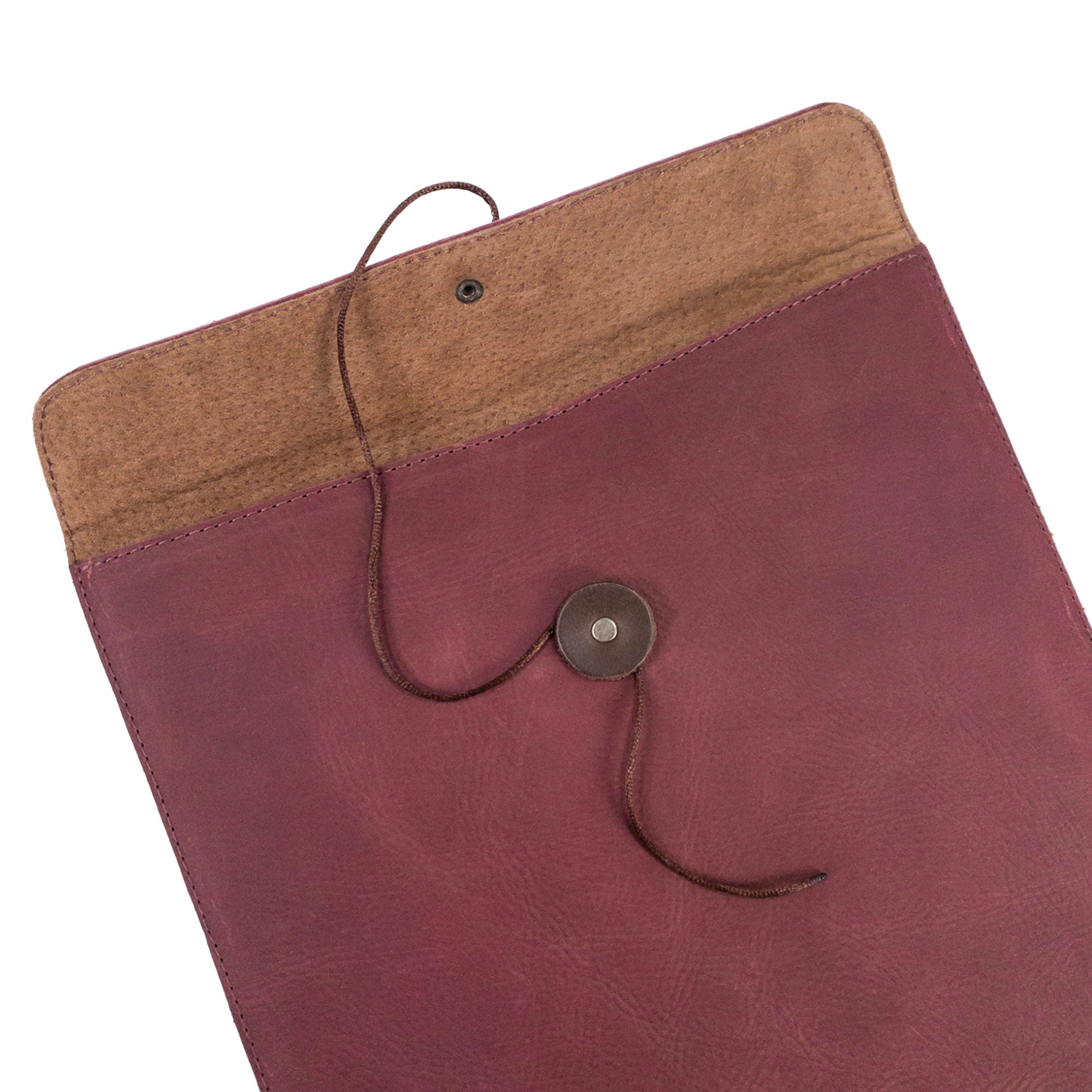 Functional yet stylish Mailing Envelope Folder by Hide & Drink, designed for document organization. This Mailing Envelope Document Holder is crafted from Full Grain Leather, demonstrating the artisanal commitment in La Antigua Guatemala.
