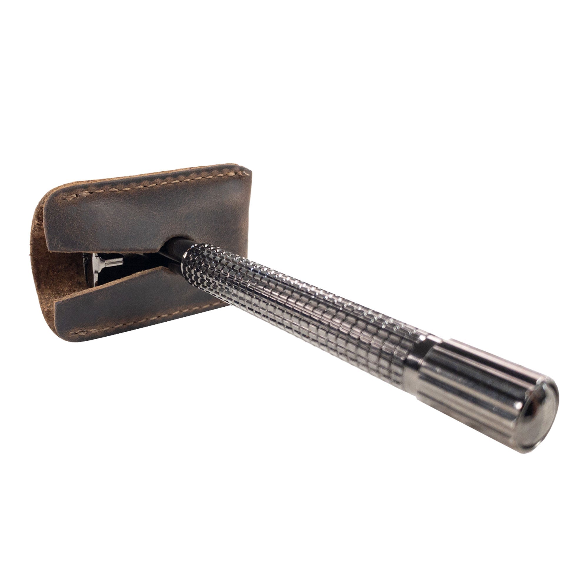 Close-up of the Set of 4 Double Edge Safety Razor Head Protective Sheath with a razor, designed by Hide & Groom. This full grain leather sheath is an excellent gift for groomsmen, combining style and safety in a handcrafted accessory. Made in La Antigua Guatemala & Oaxaca Mexico.