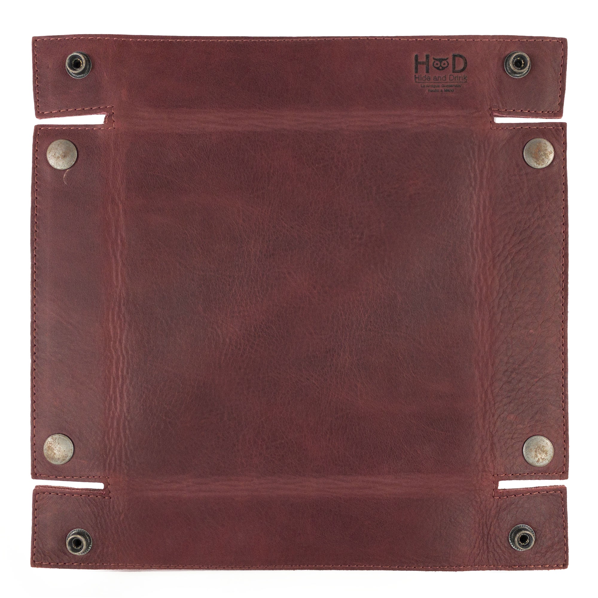 Hide & Drink Jumbo Tray, a stylish and functional catchall made from high-quality full grain leather. Perfect for organizing everyday items like change and keys, showcasing artisan craftsmanship from La Antigua Guatemala.