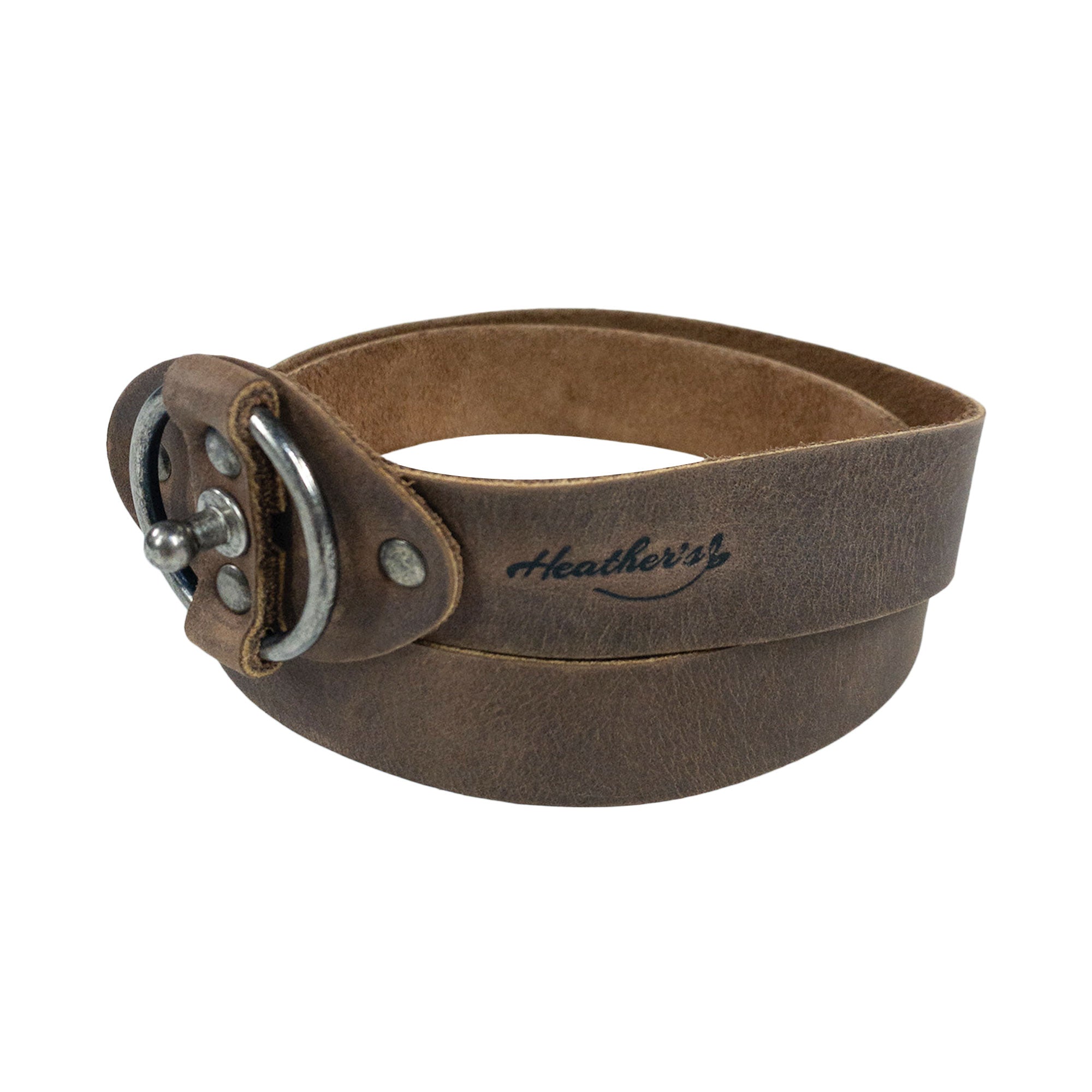 Heather's Belt for Women with Ring Closure, featuring a unique ring buckle and crafted from full grain leather. This no-buckle belt is a perfectly stylish addition to any outfit, embodying the essence of artisan handmade fashion from La Antigua Guatemala.