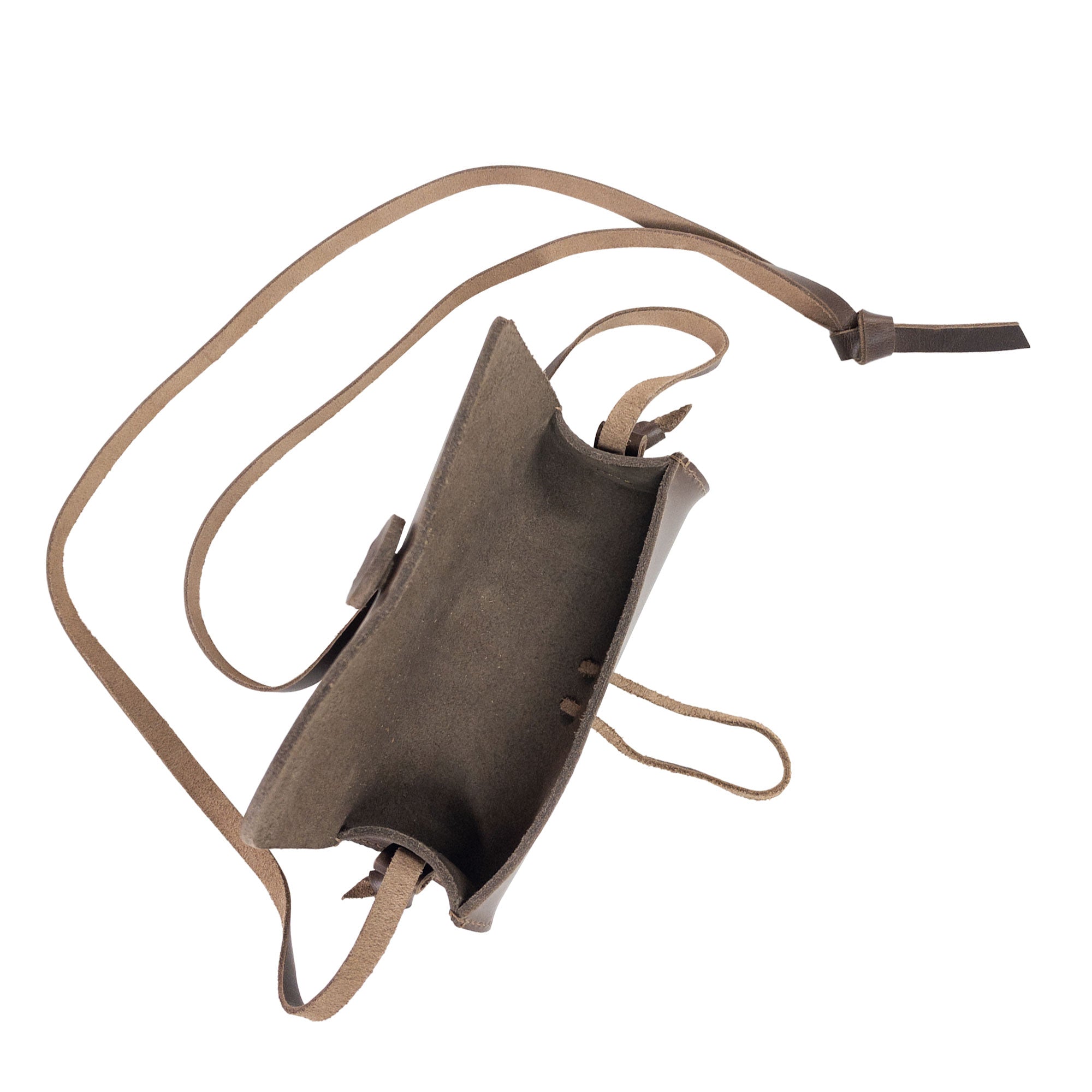 The interior of the La Antigua Spotting Scope Case, showing its spacious design. This protective sleeve is crafted from durable full grain leather and is ideal for safely storing your spotting scope during travel. Handmade in La Antigua, Guatemala, this artisan product combines functionality with rustic aesthetics.