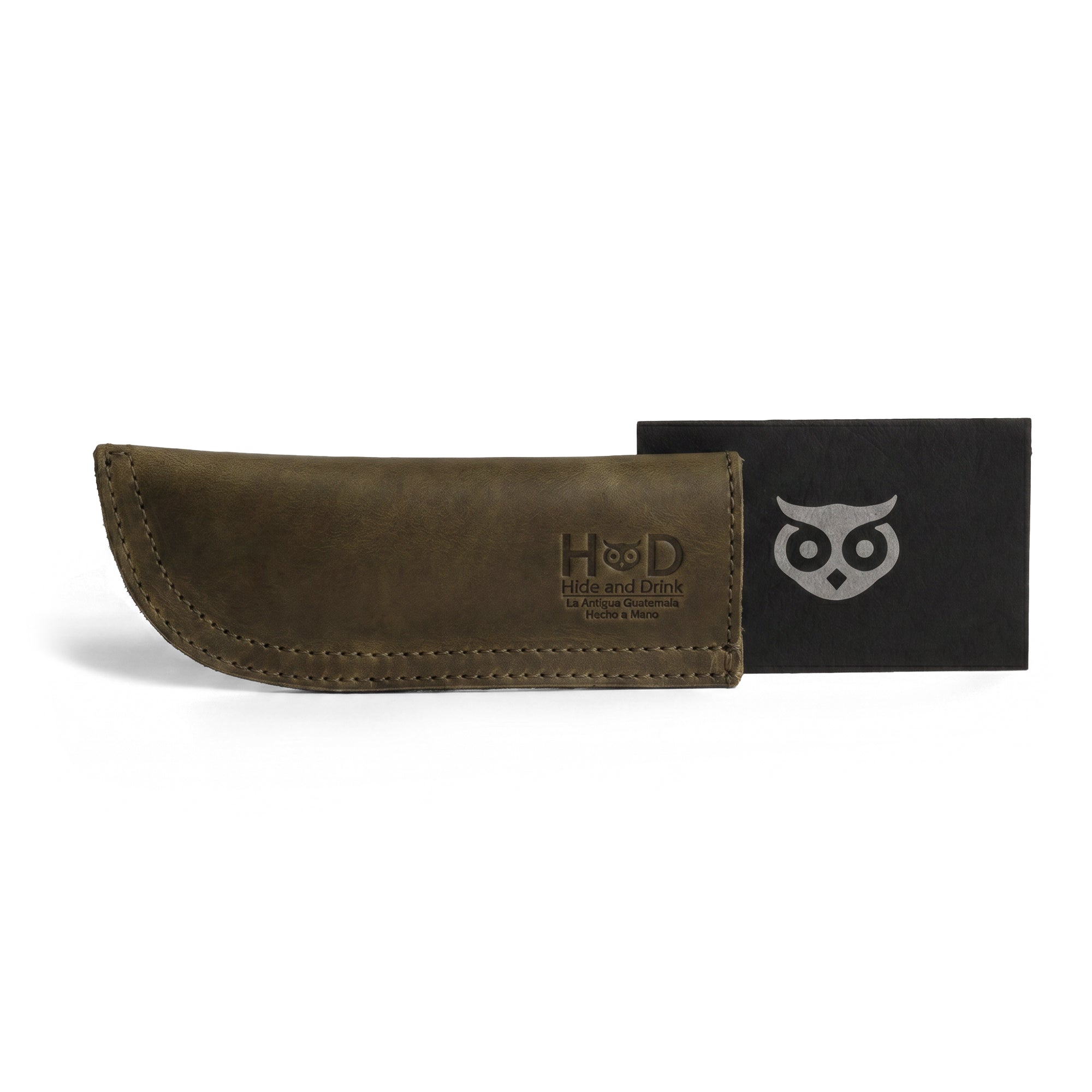 Hide & Drink Cast Iron Panhandle Cover presented elegantly, emphasizing its features. This artisan hot handle protector is crafted from full grain leather and includes double stitching for enhanced durability. Handmade in La Antigua Guatemala & Oaxaca Mexico, it stylishly improves your kitchen safety.