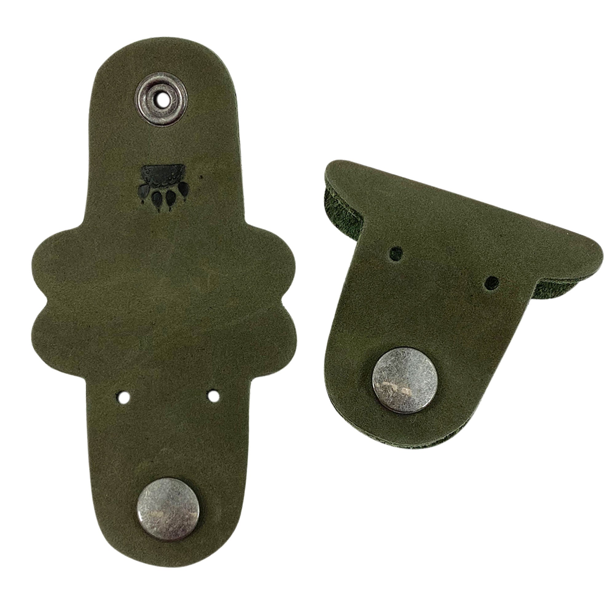 Stylish and functional, Taco Dog's green Dog Cord Keepers provide a unique solution for wrapping your cords. Made from full grain leather, these handmade accessories feature easy clip snaps for practical use. Enjoy artisan craftsmanship from La Antigua Guatemala with this 2 pack.