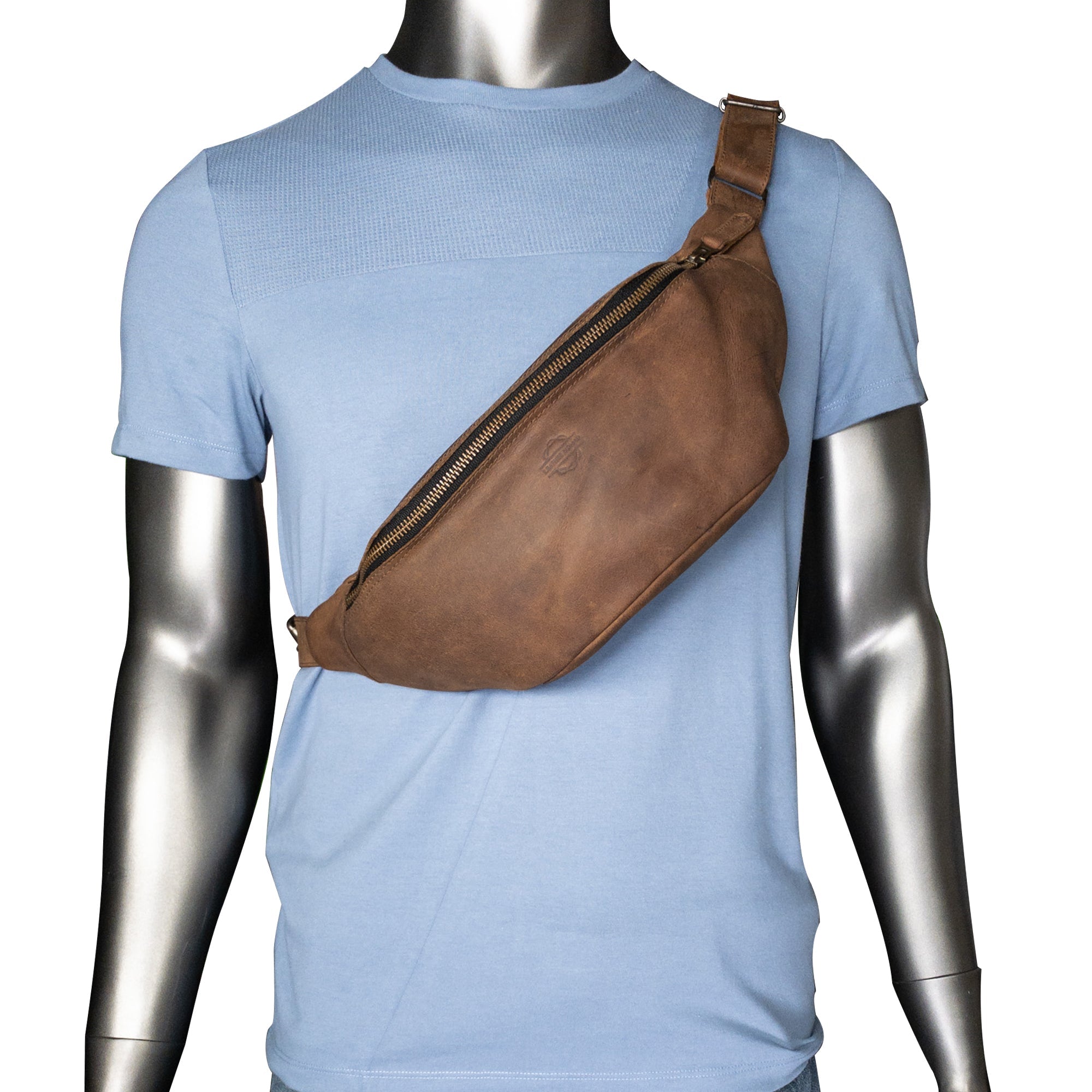 Zippered Fanny Pack by Leather Nomad worn across the body. Handmade from full grain leather, this stylish accessory is perfect for securely storing money and phones while traveling. Artisanal details include small batch production, hand cut, and hand sewn methods in La Antigua Guatemala.