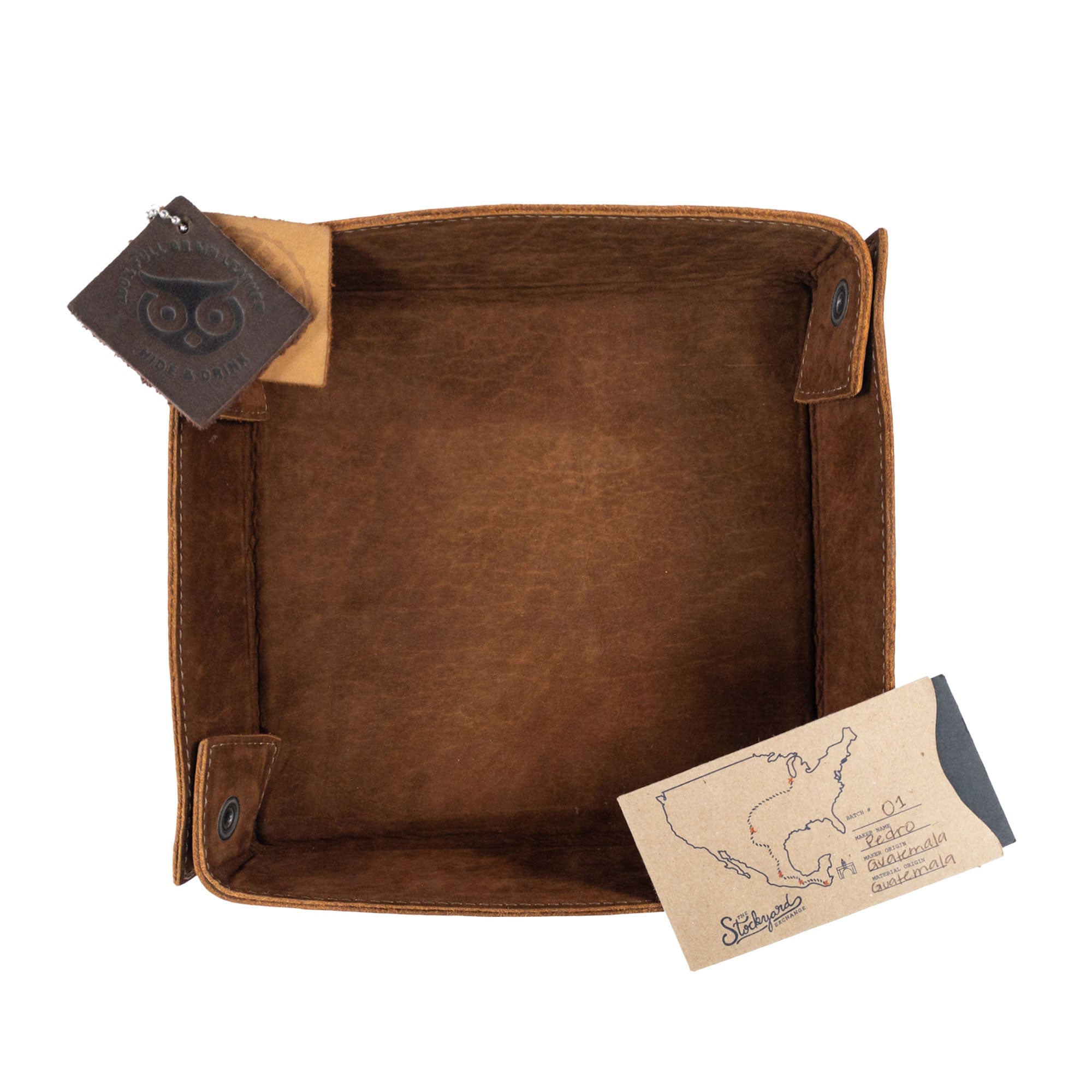 Hide & Drink Jumbo Tray, showcasing an artisan-crafted catchall made from durable full grain leather. Perfectly designed for easy access to your keys and coins, this tray represents craftsmanship from La Antigua Guatemala.
