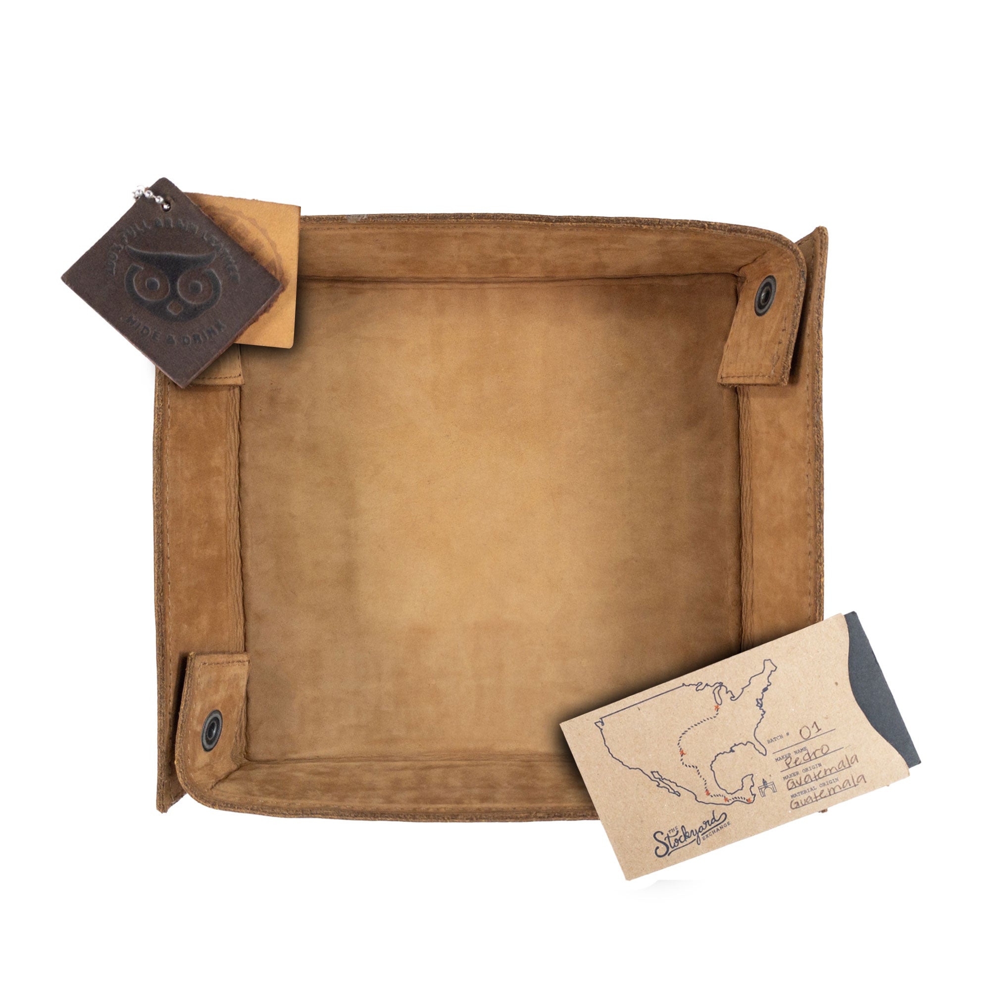 Hide & Drink Jumbo Tray, made from high-quality full grain leather, serves as a stylish catchall for coins and small gadgets. This artisan-crafted piece highlights the craftsmanship of La Antigua Guatemala.