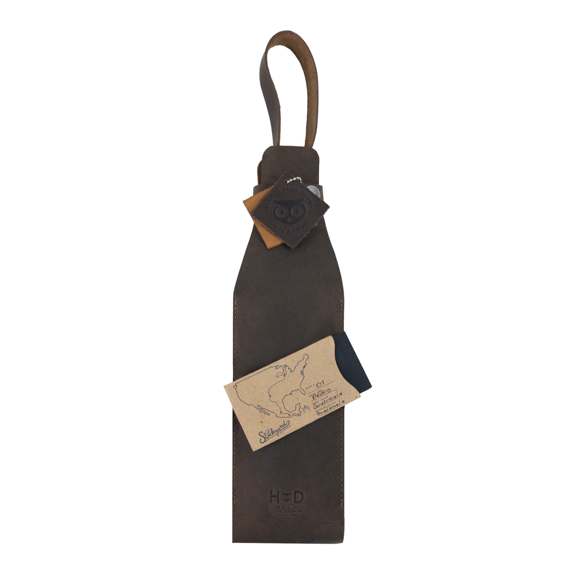 Hide & Drink's Single Bottle Wine Carrier in Full Grain Leather, with dimensions for optimal fit. This Single Bottle Wine Carrier reflects the beauty of handcrafted items through Small Batch Production, showcasing the artistry of local craftsmen from La Antigua Guatemala & Oaxaca Mexico.
