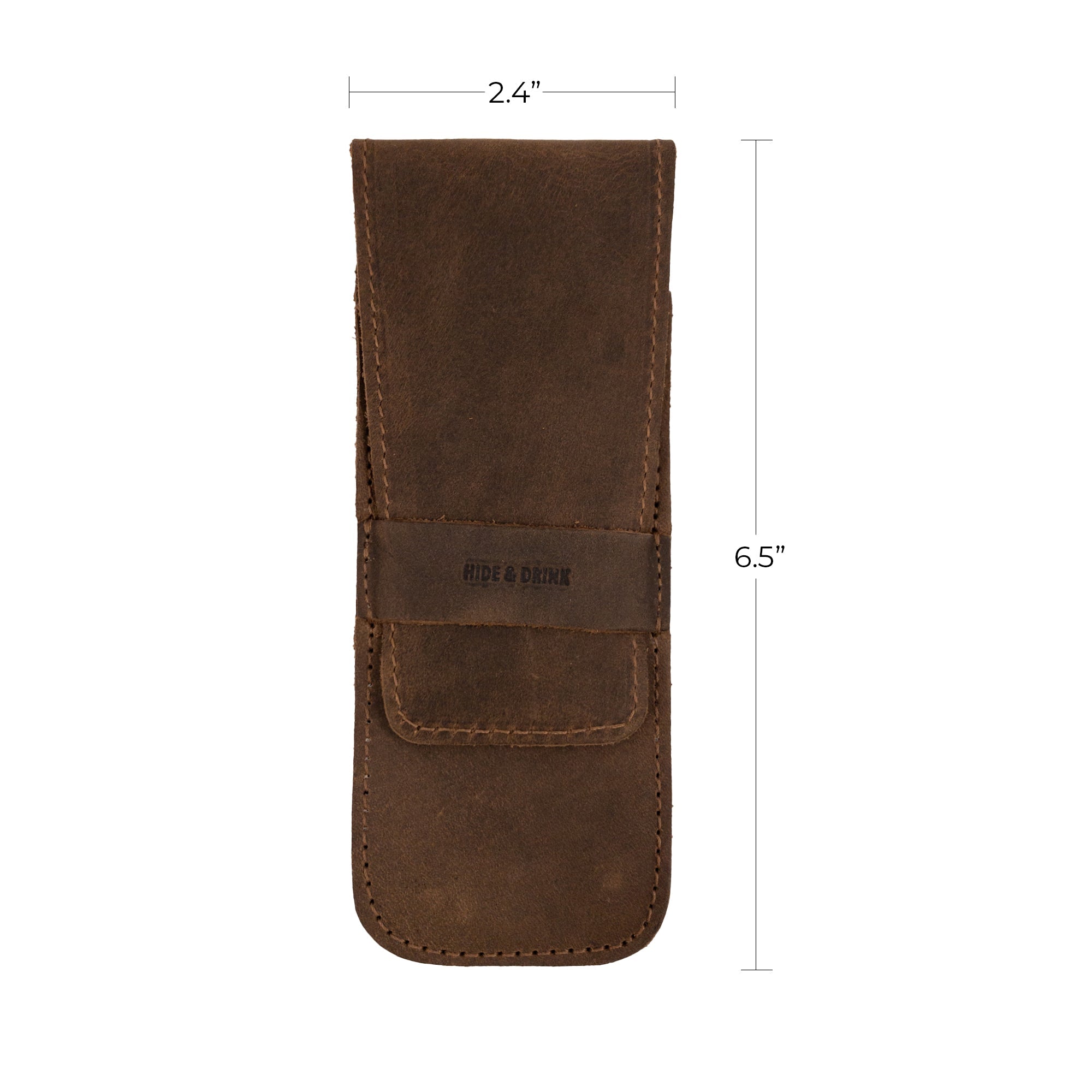 Dimensions of the Hide & Drink Pen Case presented alongside a ruler, illustrating its practical size. This Pen Case Holder acts as a perfect Multi Pen Pouch for your writing tools. Constructed from Full Grain Leather, this design embodies the values of StockyardX through small batch production. The meticulous hand cut and hand sewn features highlight artisan workmanship, with a fire branded logo, handcrafted in La Antigua Guatemala & Oaxaca Mexico.