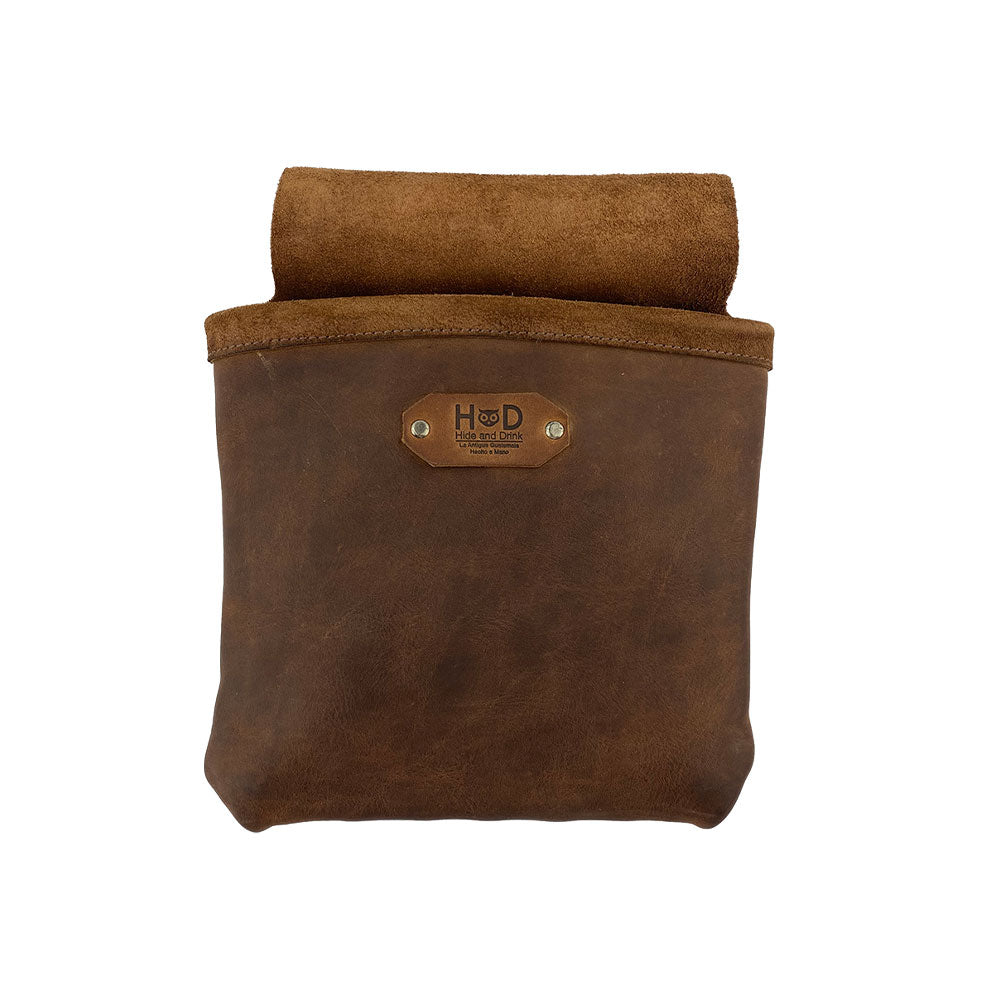 Constructor Belt Bag by Hide & Drink, showcasing a durable tool belt bag featuring a single big pocket, perfect for constructors. Made from full grain leather with a belt loop, this artisan-crafted bag is hand cut and sewn in La Antigua Guatemala & Oaxaca Mexico. Ideal for carrying essential tools.