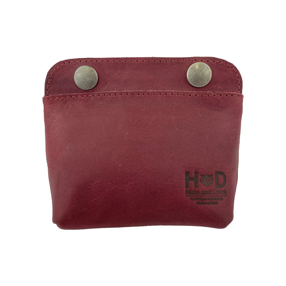 Front view of Hide & Drink Double Snap Pouch in vibrant green leather, perfect for cash and coins. This full grain leather pouch reflects artisan craftsmanship from La Antigua Guatemala.