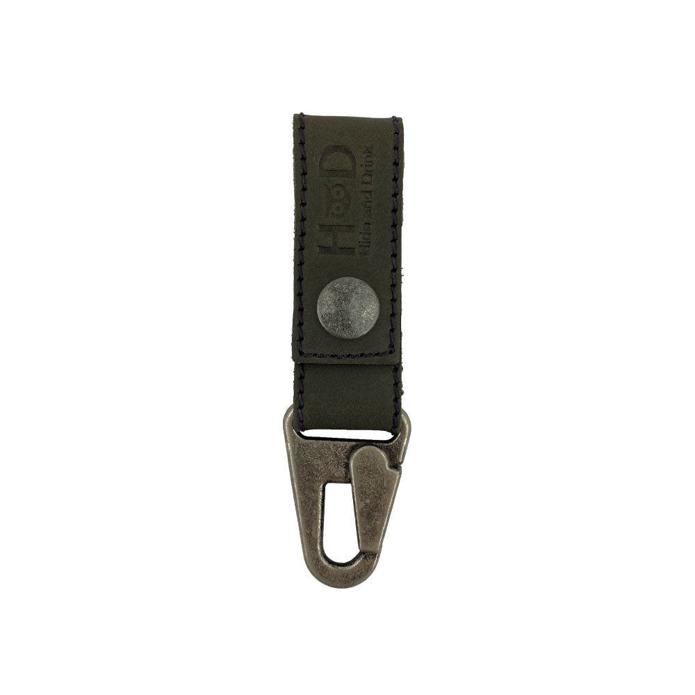 An alternative version of the Hide & Drink Key Ring Holder in Full Grain Leather, showcasing its versatility and charm. This handmade Key Ring Holder is part of a Small Batch Production and features Artisan craftsmanship, being Hand Cut and Hand Sewn in La Antigua Guatemala & Oaxaca Mexico.