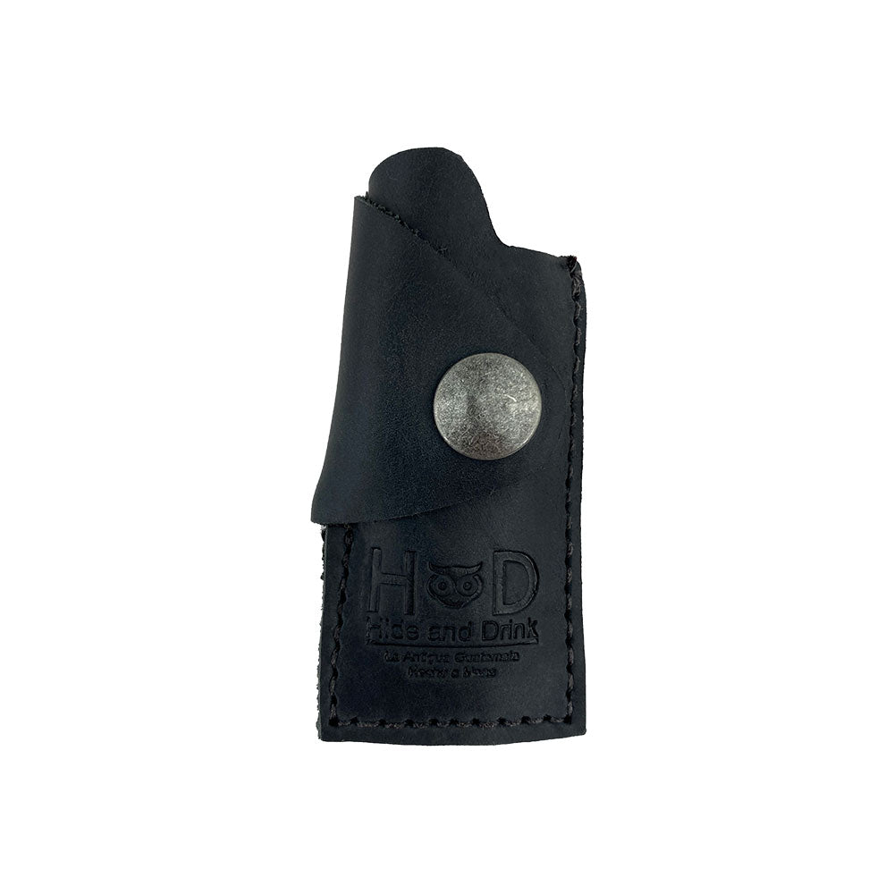 Stylish brown Hide & Drink Lighter Protective Case, made of durable full grain leather, ideal for protection and aesthetic appeal. Handmade in La Antigua Guatemala & Oaxaca Mexico, reflecting small batch production methods. Keywords: Lighter Protective Case, Full Grain Leather, Artisan.