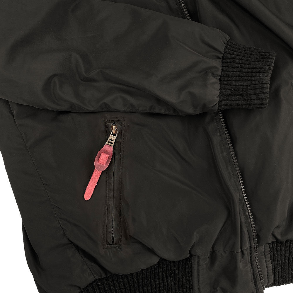 Quality Rustic Zipper Pull Replacement by Hide & Drink, crafted from durable full grain leather. Part of the 6 pack, it's perfect for upgrading backpacks, jackets, wallets, luggage, and bags. Each piece showcases artisan craftsmanship through fire branding in La Antigua Guatemala & Oaxaca Mexico.