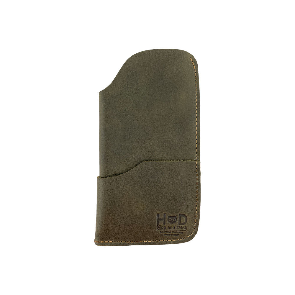 Crafted elegance of the Hide & Drink Sunglass Case & Wallet in olive green. This Rustic Sunglasses Case & Wallet is ideal for those seeking a Full Grain Leather eyeglasses sleeve for travel, handmade in La Antigua Guatemala & Oaxaca Mexico.