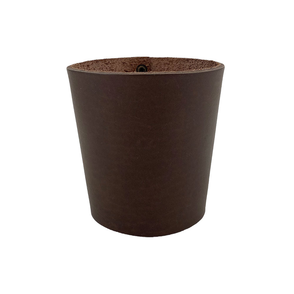 A sturdy and durable leather Pint Sleeve by Hide & Drink, featuring a classic design ideal for bars and pubs. This handmade item offers natural insulation for temperature control, adorned with brass metal rivets. Crafted from full grain leather, this small batch production piece is fire branded and embodies artisanal craftsmanship from La Antigua Guatemala & Oaxaca Mexico.