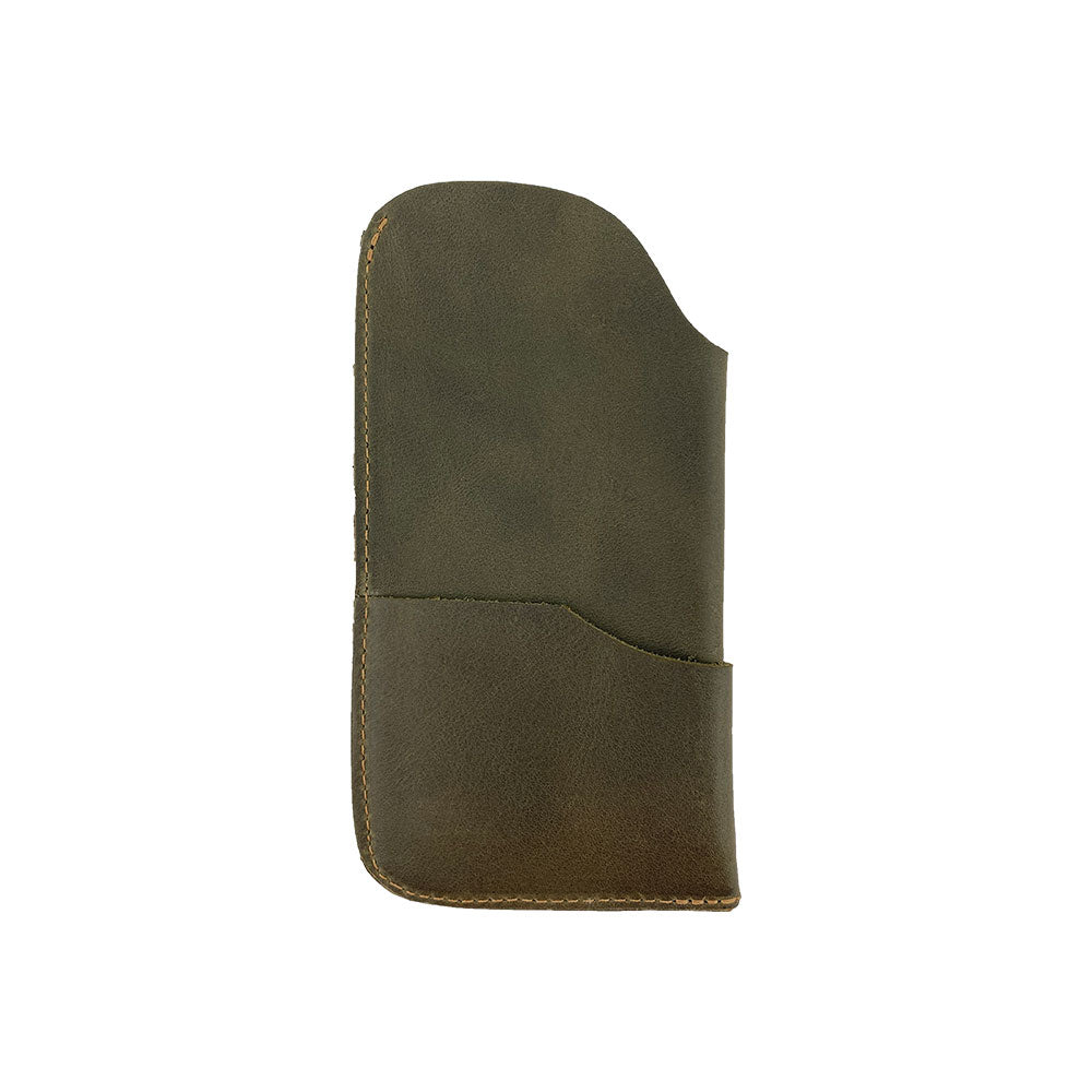 Detailed view of the Hide & Drink Sunglass Case & Wallet, ensuring style and durability. This Rustic Sunglasses Case & Wallet made from Full Grain Leather is an essential glasses protector for travel, crafted with passion in La Antigua Guatemala & Oaxaca Mexico.