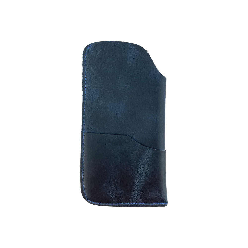 A closer look at the Hide & Drink Sunglass Case & Wallet, ideal for every journey. This Rustic Sunglasses Case & Wallet offers premium Full Grain Leather quality, making it the go-to eyeglasses sleeve for travel, handcrafted in La Antigua Guatemala & Oaxaca Mexico.