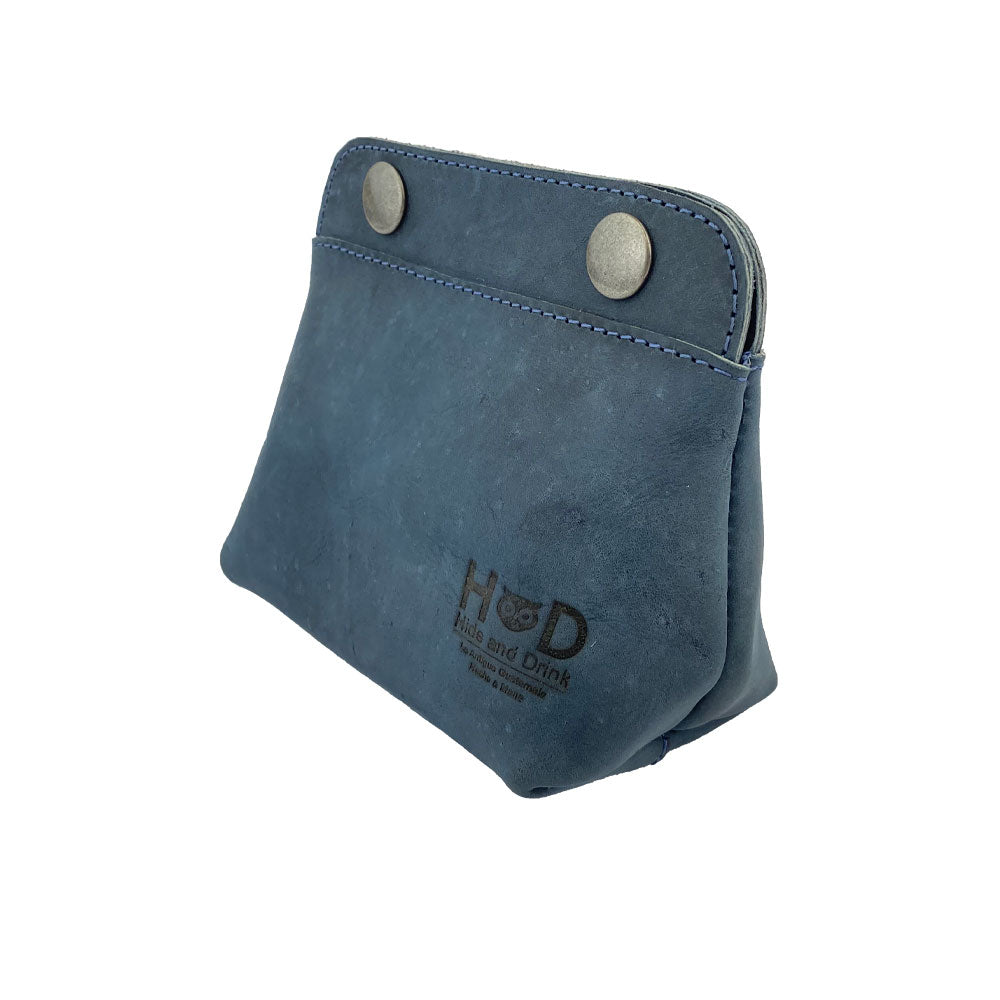 Side view of Hide & Drink Double Snap Pouch crafted from full grain leather, ideal for coins and cash. Artisan made in La Antigua Guatemala, perfect for gifting and everyday use.
