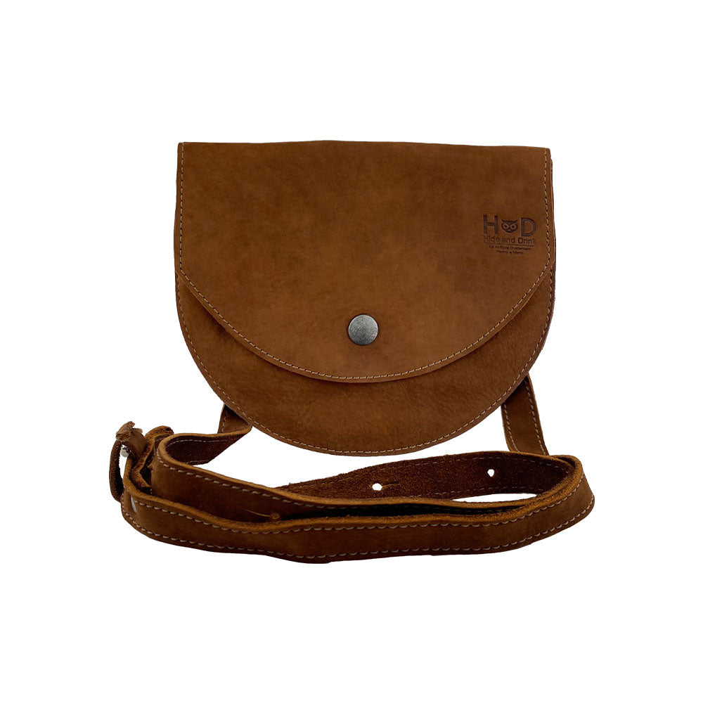 Front view of the light tan Hide & Drink Hip and Shoulder Bag, highlighting the quality of the Full Grain Leather. This bag is a testament to Small Batch Production with its detailed hand cut and hand sewn techniques. Handmade in La Antigua Guatemala & Oaxaca Mexico.