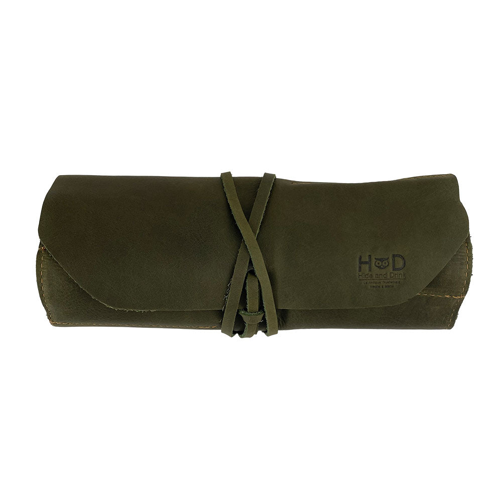 Hide & Drink Tool Roll presents a classic small tool roll-up bag with 10 slots, composed of robust full grain leather. This portable carry-on pouch is ideal for organizing woodworking tools, improving your workshop storage setup. Every artisan item is hand cut and sewn in La Antigua Guatemala & Oaxaca Mexico.