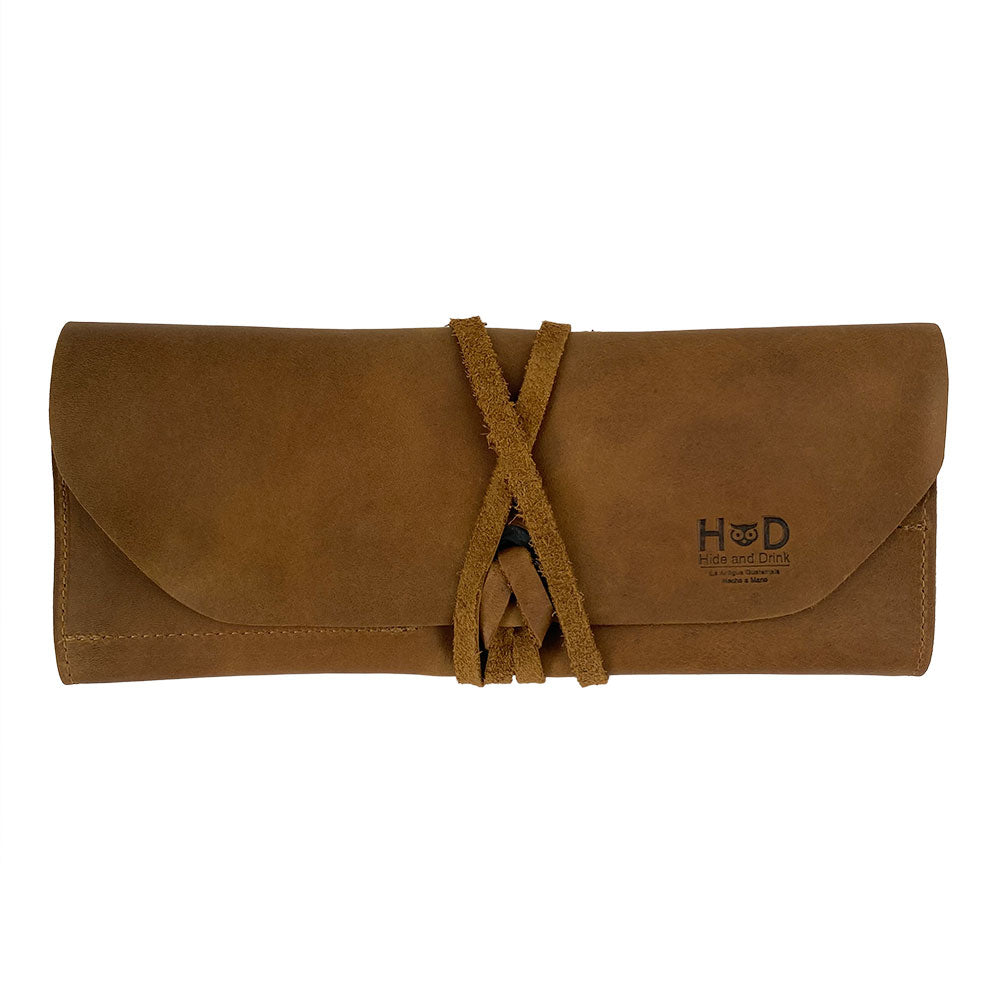 Hide & Drink Tool Roll showcases a robust small tool roll-up bag with 10 slots, crafted from quality full grain leather. Perfect as a portable carry-on pouch for woodworking tools, it meets all your workshop storage needs. Made with care and precision, each item reflects artisan craftsmanship from La Antigua Guatemala & Oaxaca Mexico.