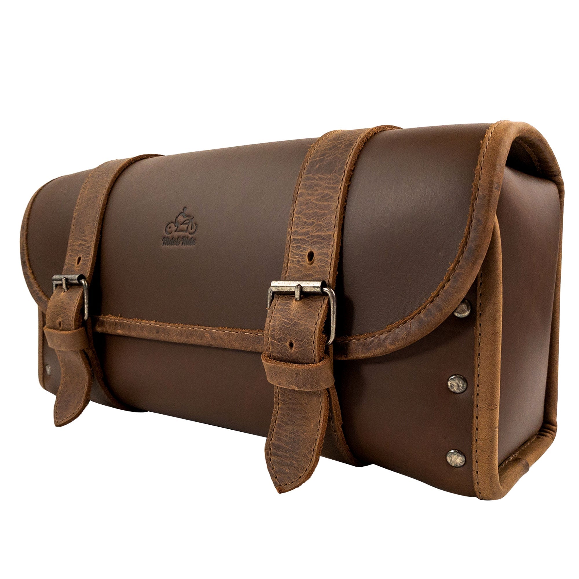 Side angle of the Riveted Bag for Motorcycle by Hide & Ride, featuring adjustable belts and high capacity design. Perfect for bikers, this Motorcycle Riveted Bag is artisan crafted from full grain leather, reflecting a commitment to small batch production in La Antigua Guatemala & Oaxaca Mexico.