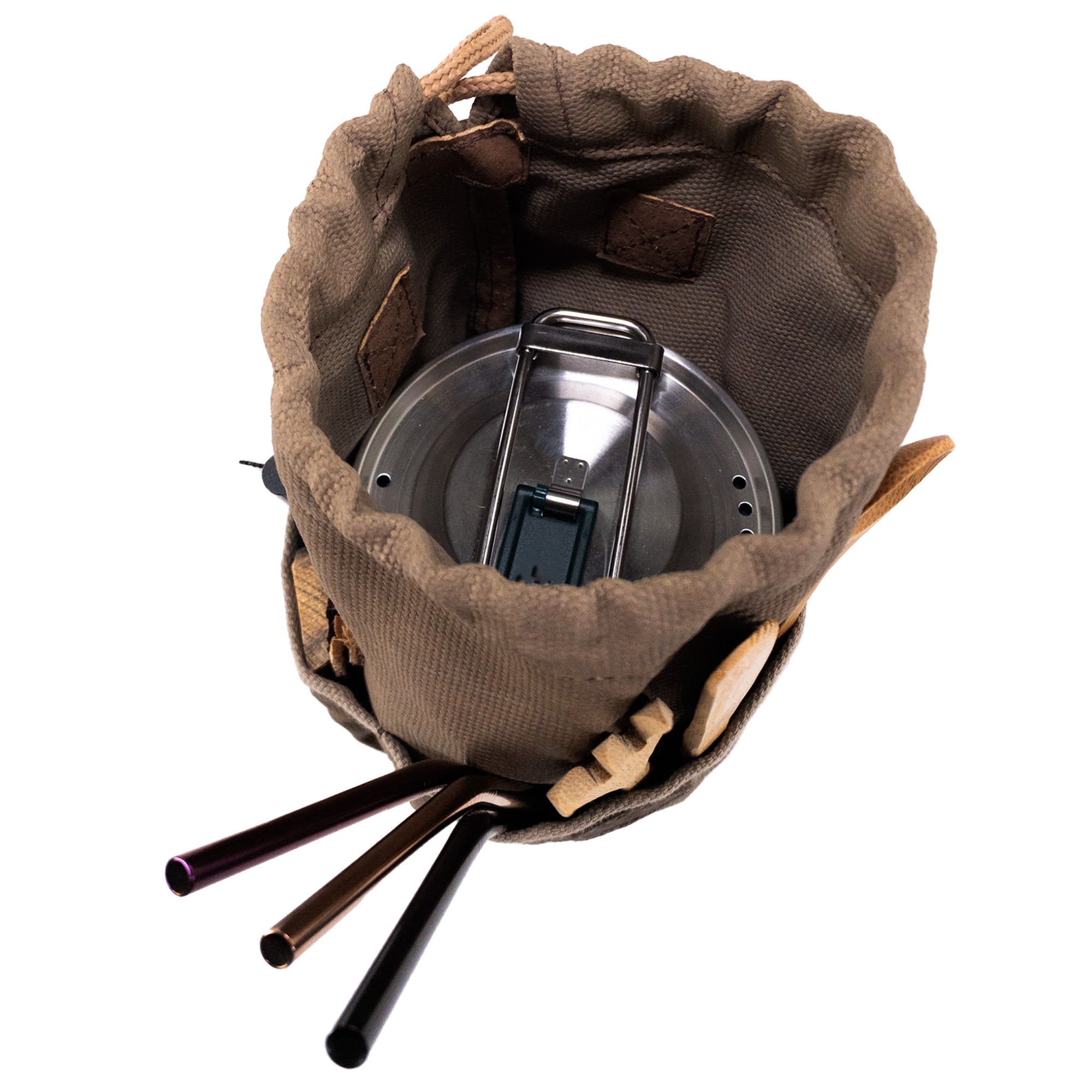Top view of the Valhalla Gear Camping Bag for Water Bottle filled with a cooking pot and utensils. This practical design, handmade from waxed canvas and full grain leather, emphasizes the bag’s multifunctionality and artisan craftsmanship from La Antigua Guatemala.