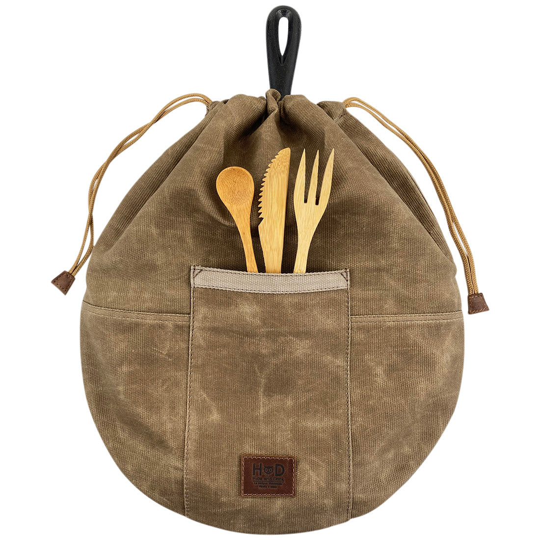 Stylish Skillet Bag Cover by Hide & Drink, designed with a drawstring closure and front pocket for utensils. Ideal for a case for skillet without nonstick coating, made from quality waxed canvas. This artisan piece is hand cut and hand sewn, reflecting traditional craftsmanship from La Antigua Guatemala and Oaxaca Mexico.