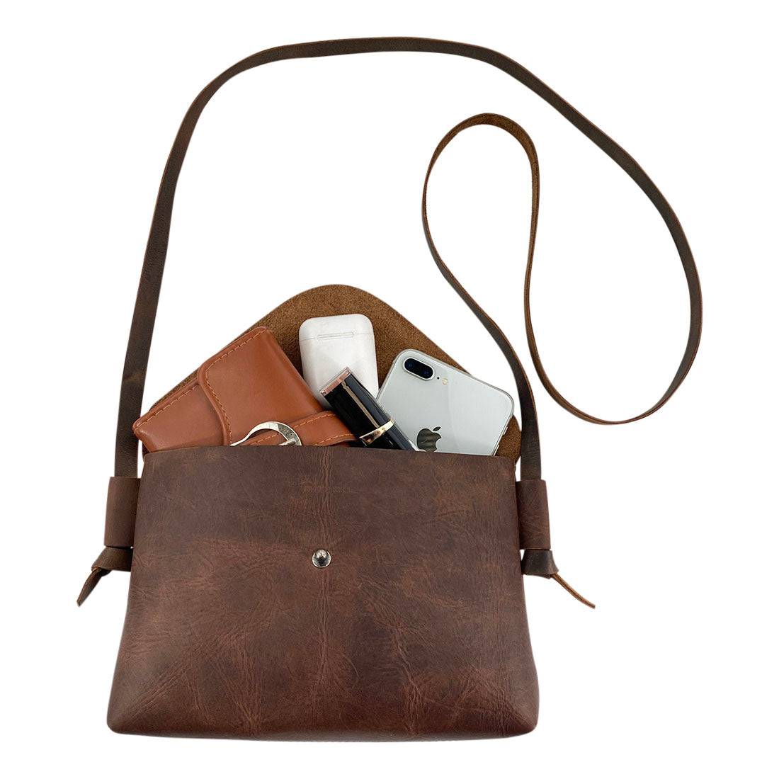Practical Horizontal Shoulder Bag from Hide & Drink, featuring a spacious interior ideal for everyday essentials. Crafted from Full Grain Leather, this bag is handmade with care, showcasing the artisan skills from La Antigua Guatemala & Oaxaca Mexico.