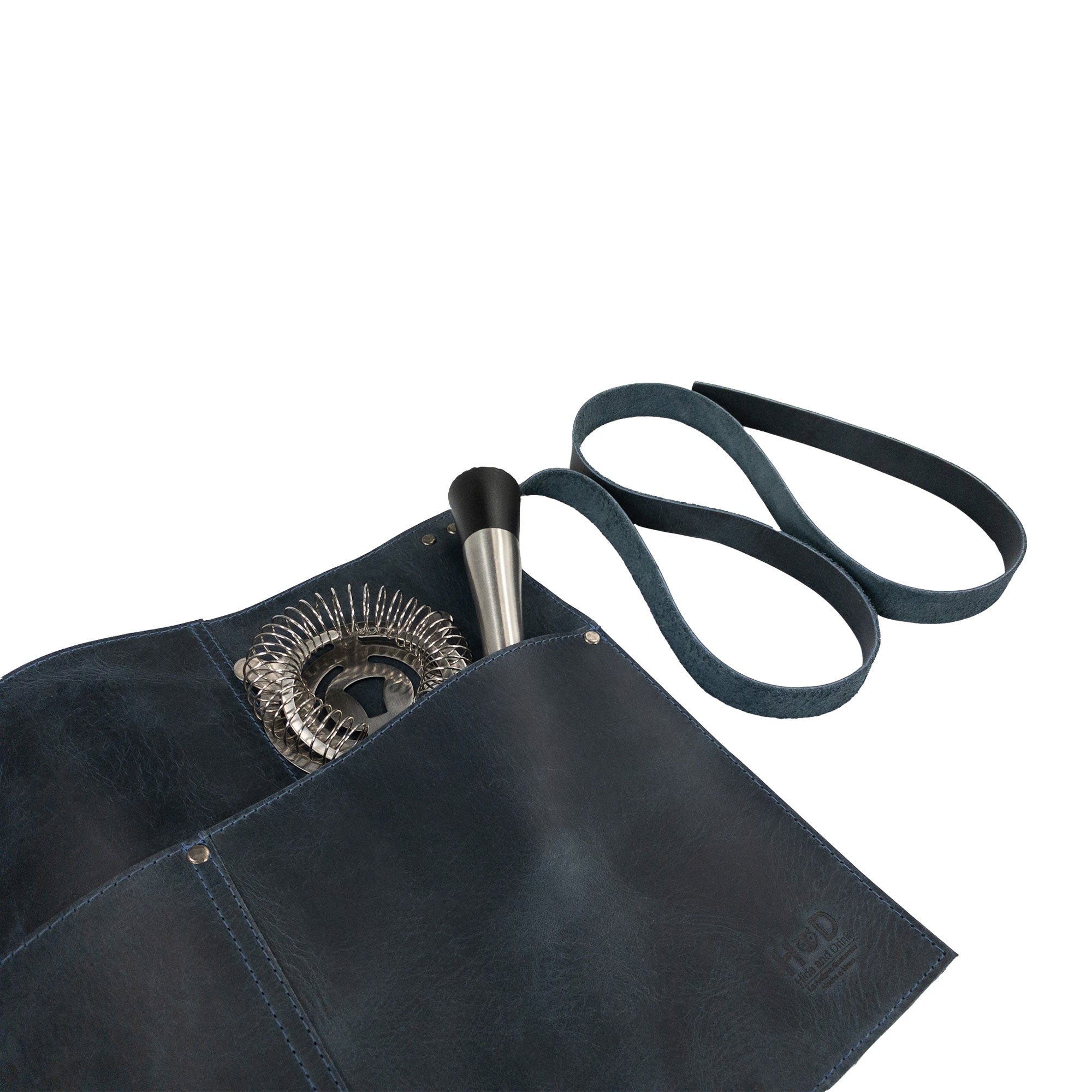 Specifications of the black Hide & Drink Barista Leather Waist Apron, featuring riveted pockets for added functionality, crafted from full grain leather in artisan small batch production in La Antigua Guatemala & Oaxaca Mexico.