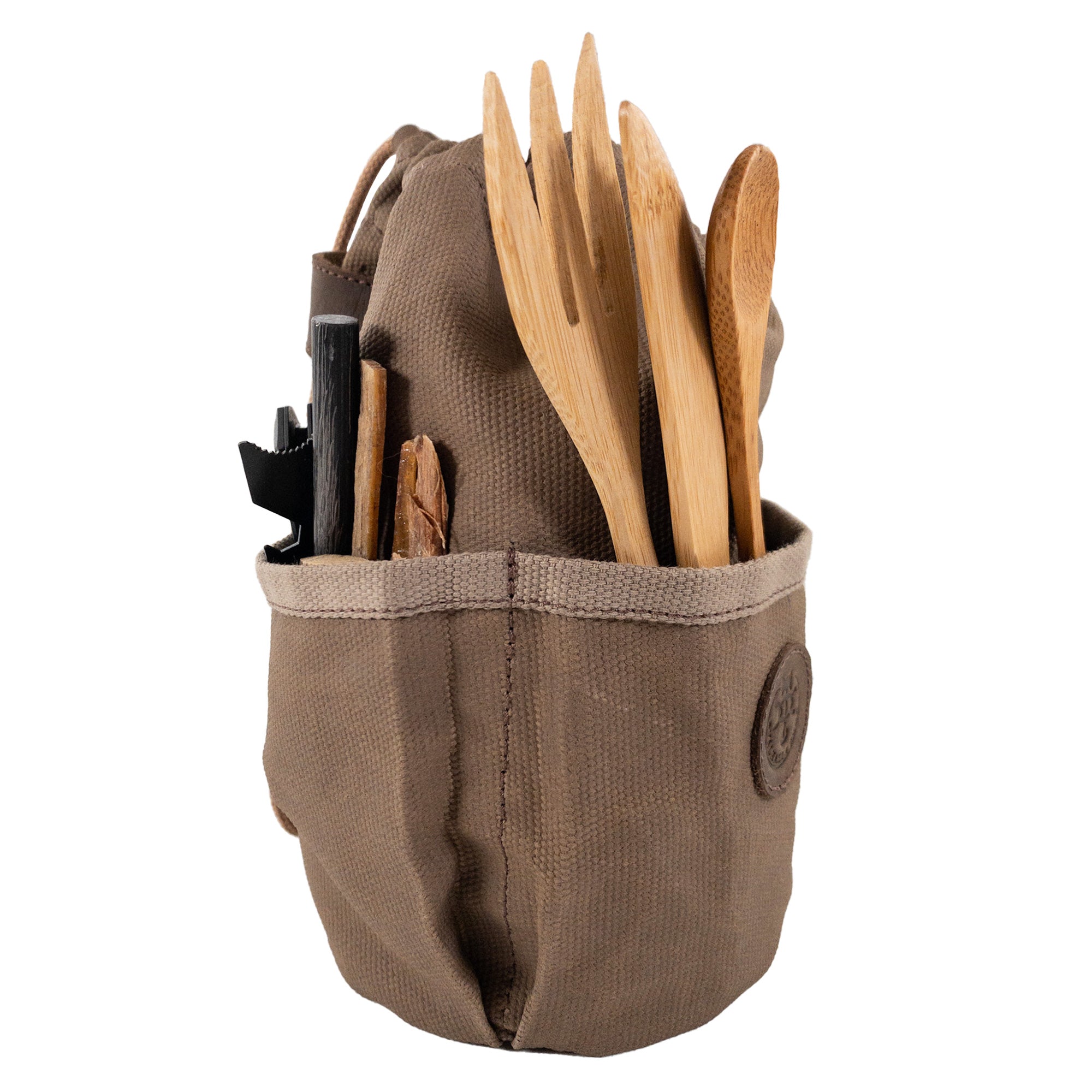 The Valhalla Gear Camping Bag for Water Bottle featuring various utensils in a side pocket, showcasing its convenient design. Handmade from waxed canvas and full grain leather, this artisan bag emphasizes craftsmanship from La Antigua Guatemala and Oaxaca.