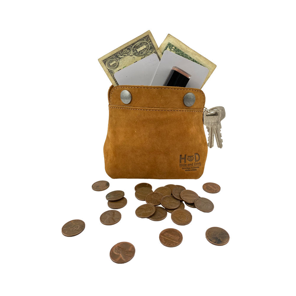 Hide & Drink Double Snap Pouch filled with cash, demonstrating its use as a coin purse and cash holder. This artisan product, crafted from full grain leather in La Antigua Guatemala, is a must-have organizer.