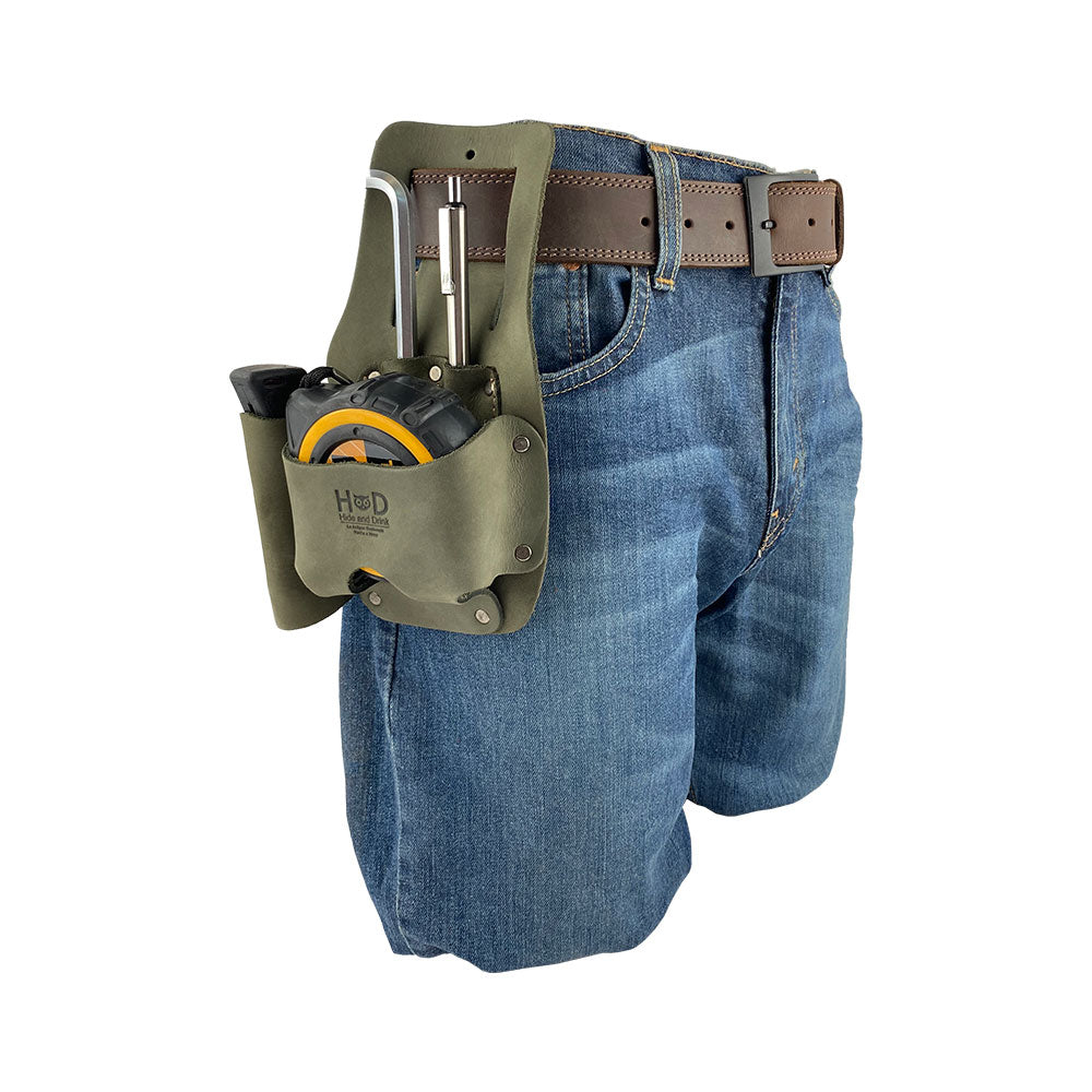 Hide & Drink Tape And Knife Holder with rich detailing showcases its handmade craftsmanship. This Tape & Knife Holder combines style and practicality for easy tool organization. Made of sturdy full grain leather, artisan crafted in La Antigua Guatemala.
