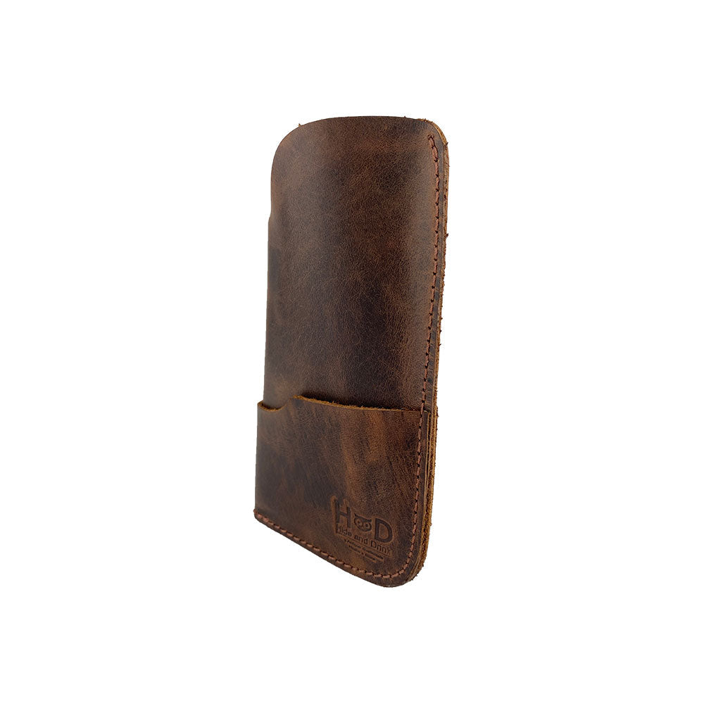 Profile shot of the Hide & Drink Sunglass Case & Wallet, showcasing its elegant design. This Rustic Sunglasses Case & Wallet embraces the quality of Full Grain Leather and serves as a reliable eyeglasses sleeve for travel, proudly handmade in La Antigua Guatemala & Oaxaca Mexico.