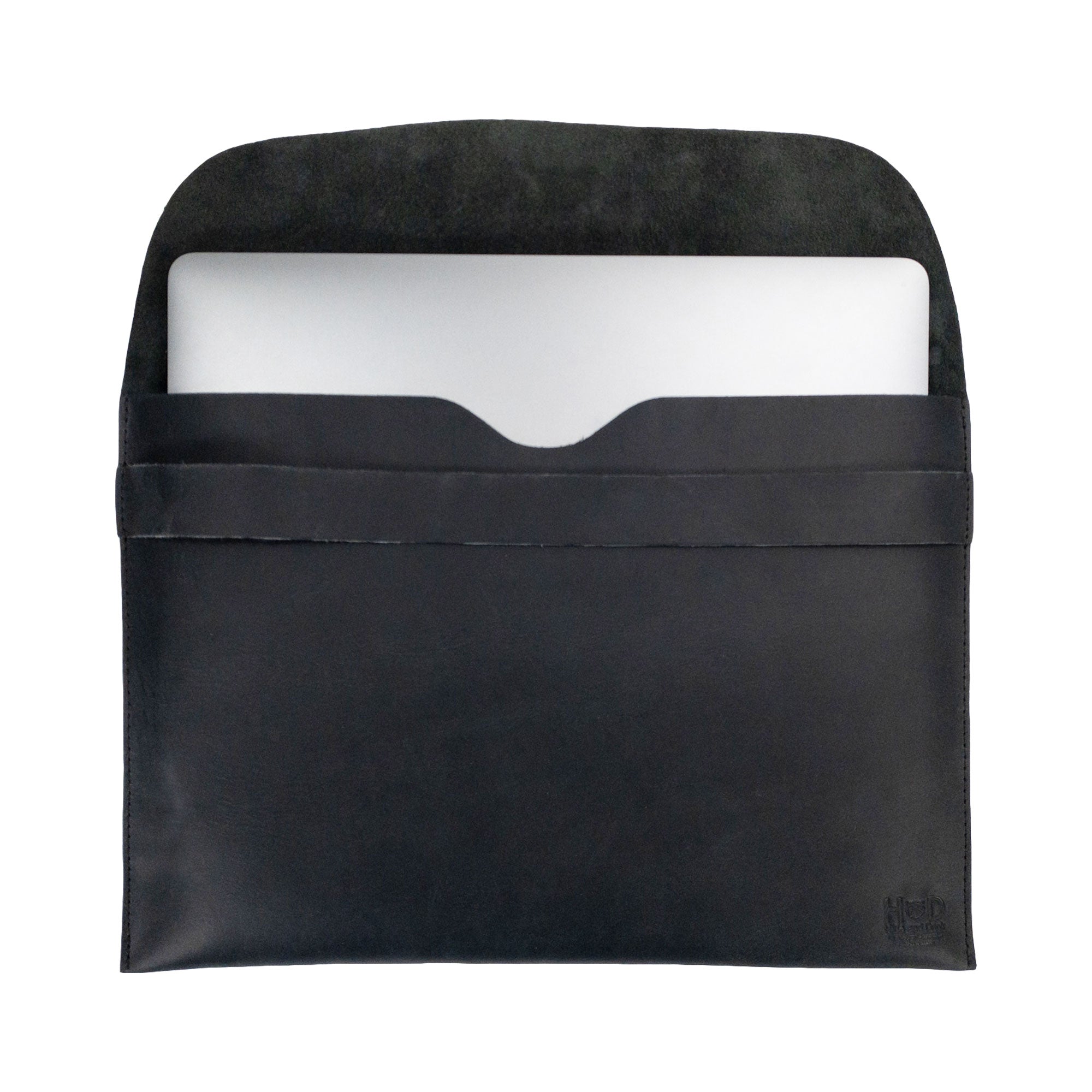 Detailed dimensions of the Hide & Drink MacBook Slim Case in black, showing size suitability for laptops. Specifically designed for MacBook Air/Pro 13 Inch with M1 Chip, this case exhibits artisan craftsmanship in full grain leather, emphasizing quality in every stitch.