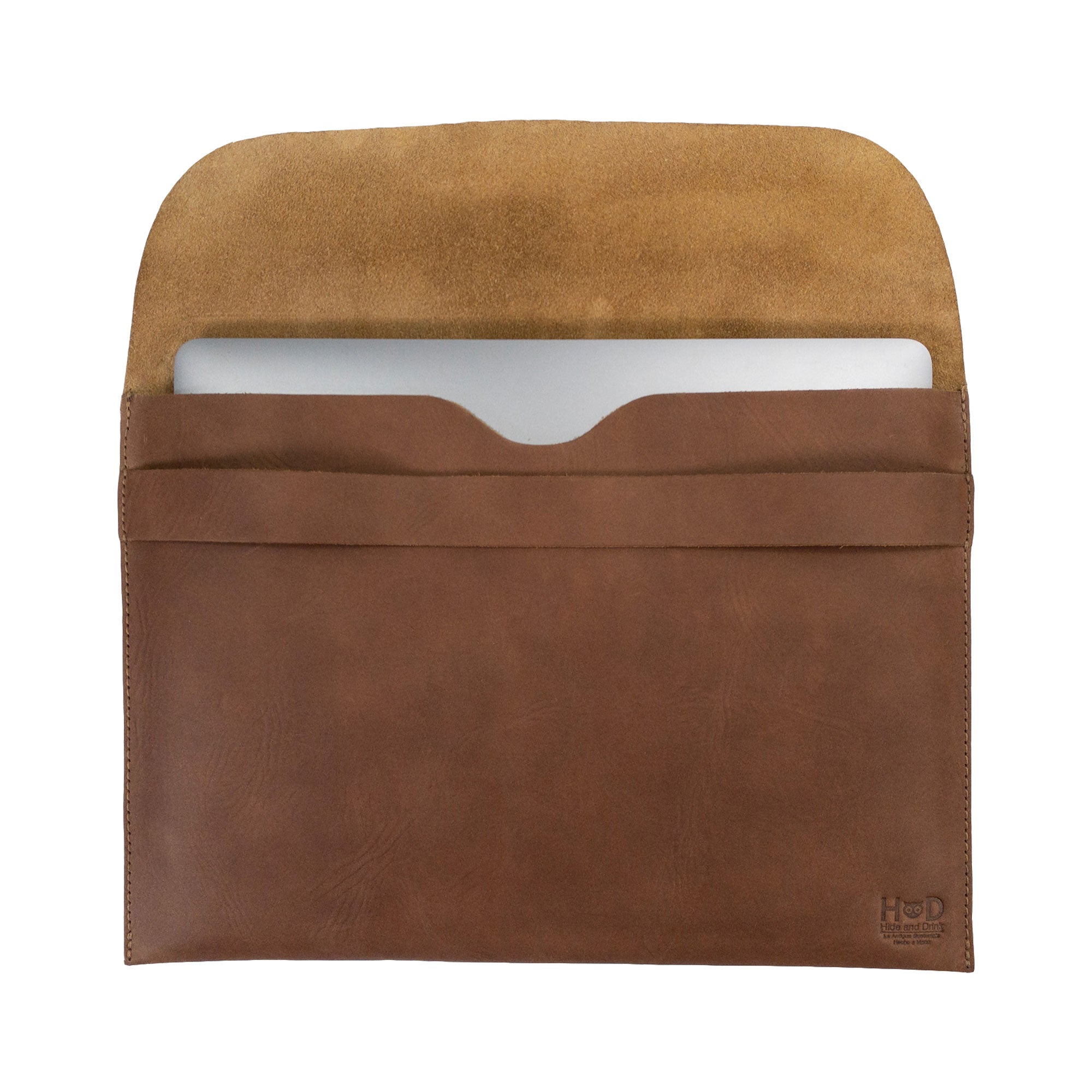 Side view of the brown Hide & Drink MacBook Slim Case, showing its slim and sleek form. Crafted for MacBook Air/Pro 13 Inch with M1 Chip, this rustic case features artisan quality with hand cut and hand sewn characteristics made in La Antigua Guatemala.