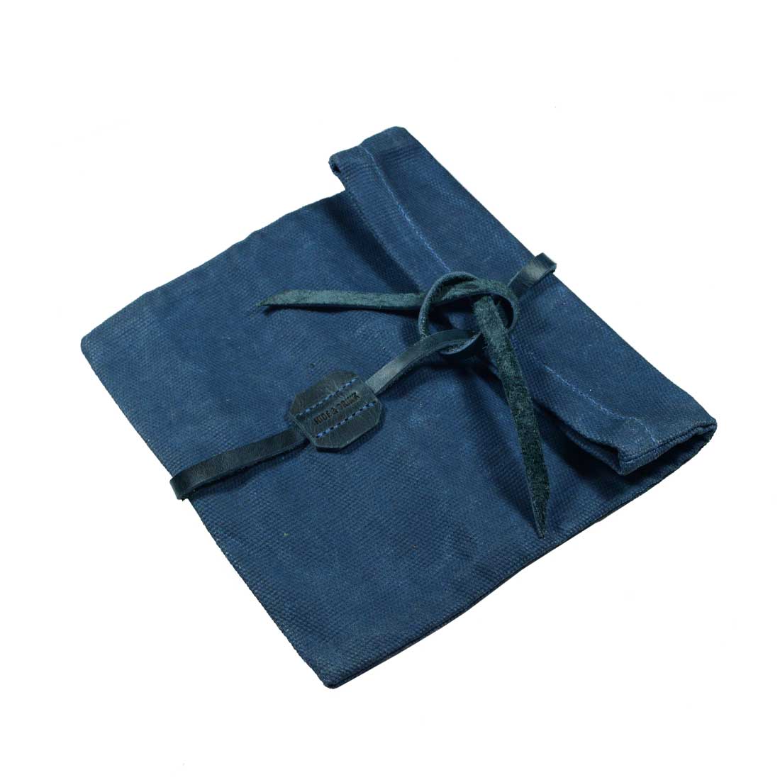 Experience Hide & Drink's Rolling Pouch, a handcrafted Survival Roll Top Pouch made from quality Waxed Canvas & Full Grain Leather. This artisan-designed lightweight case is an essential for your outdoor adventures, crafted in La Antigua Guatemala & Oaxaca, Mexico.